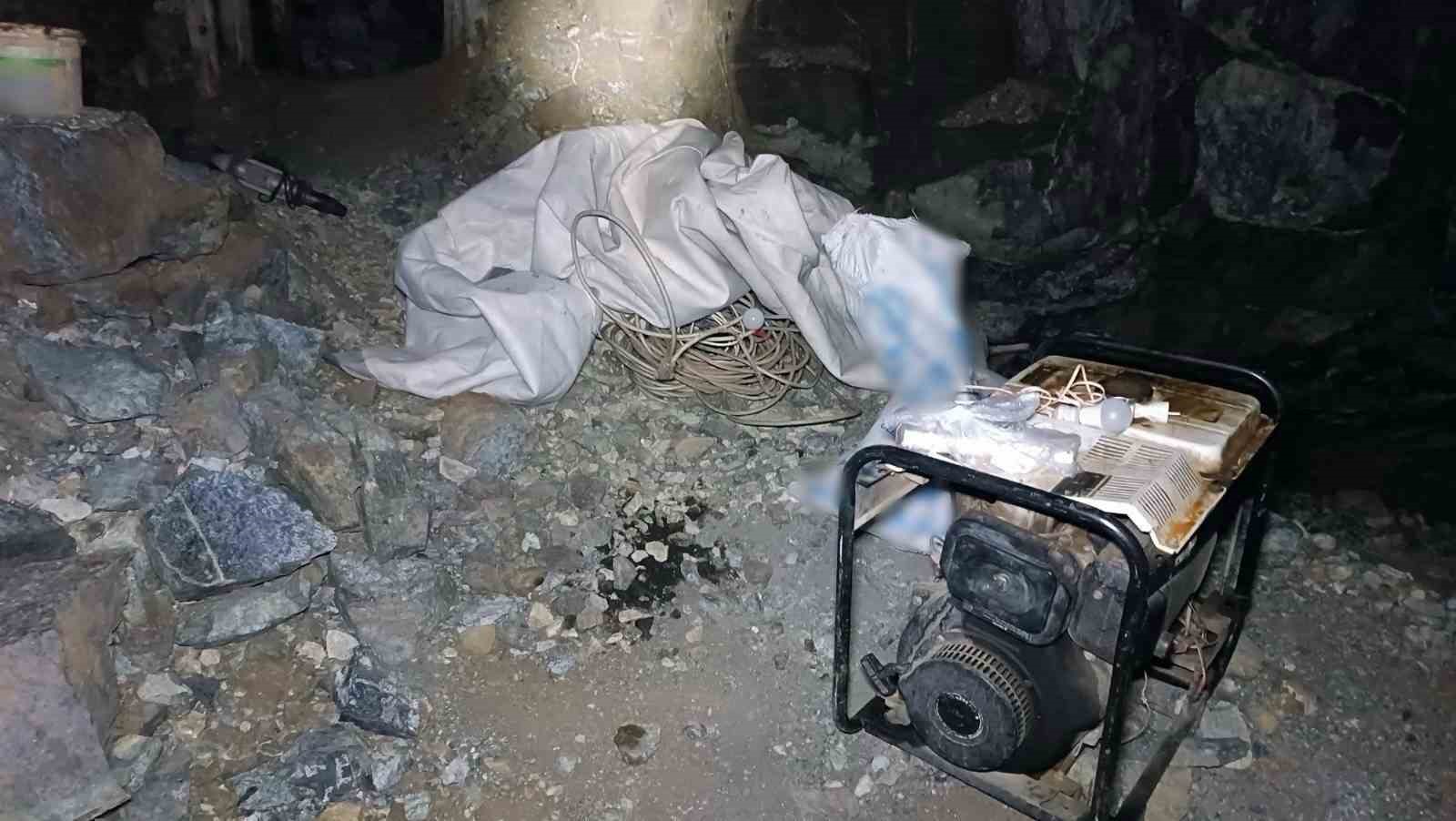Kaçak maden kazı yapan şahısları jandarma suçüstü yakaladı: 4 gözaltı