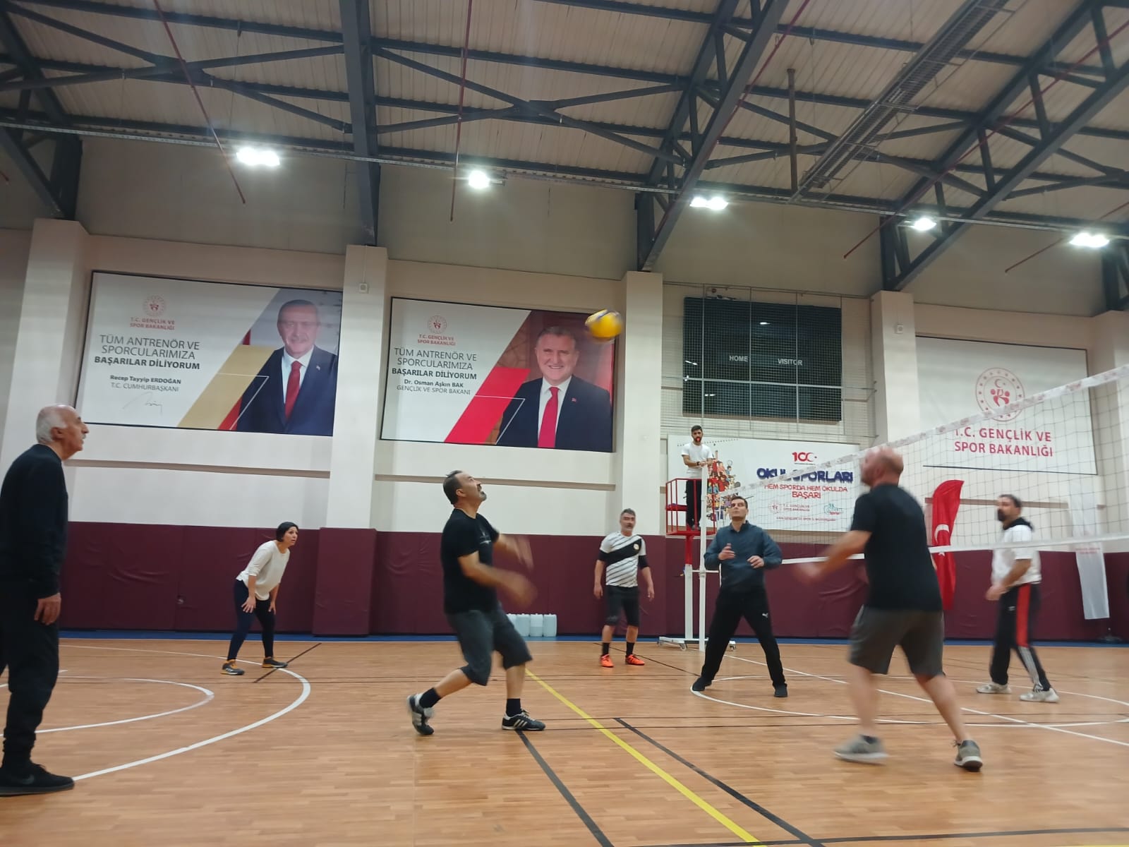 Van’da Gazeteciler Arası Voleybol Turnuvası Devam Ediyor