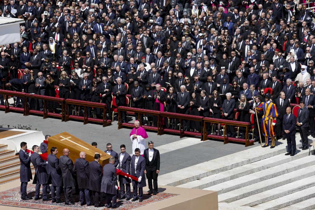 Papa Franciscus, 400 bin kişi tarafından son yolculuğuna uğurlandı