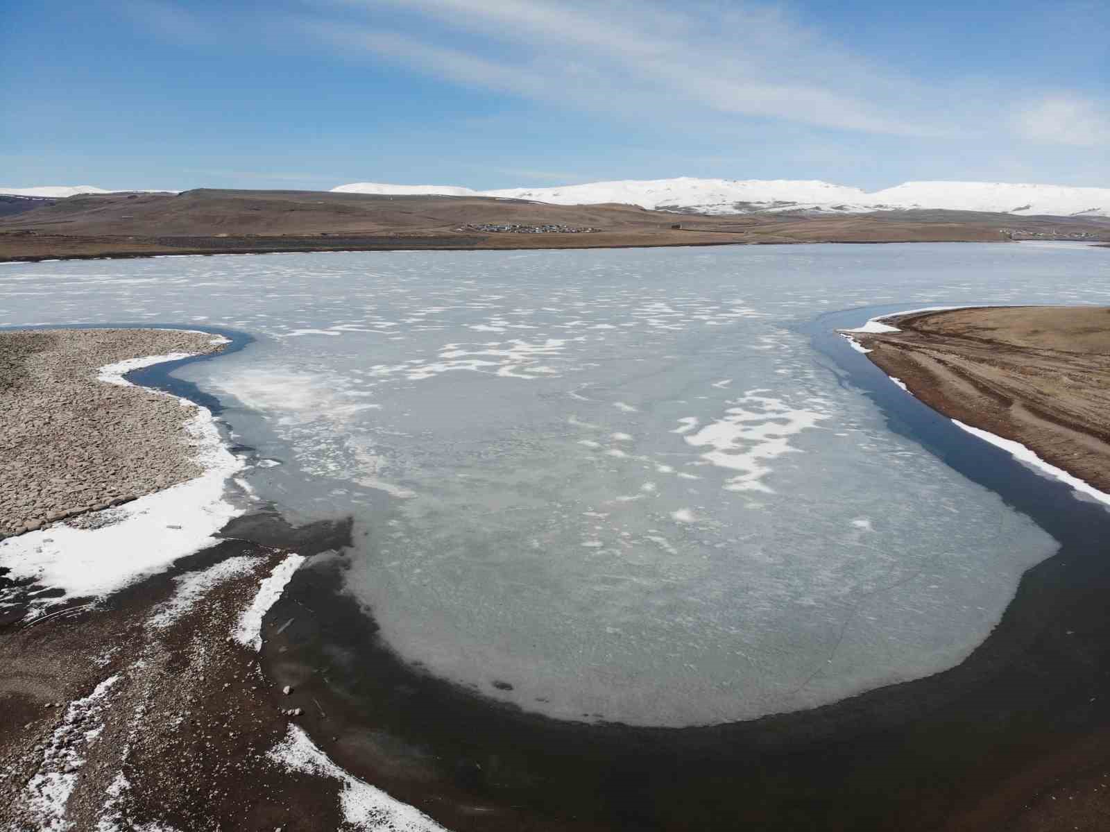 Kars Bayburt Barajı’nın buzları 1 günde çözüldü