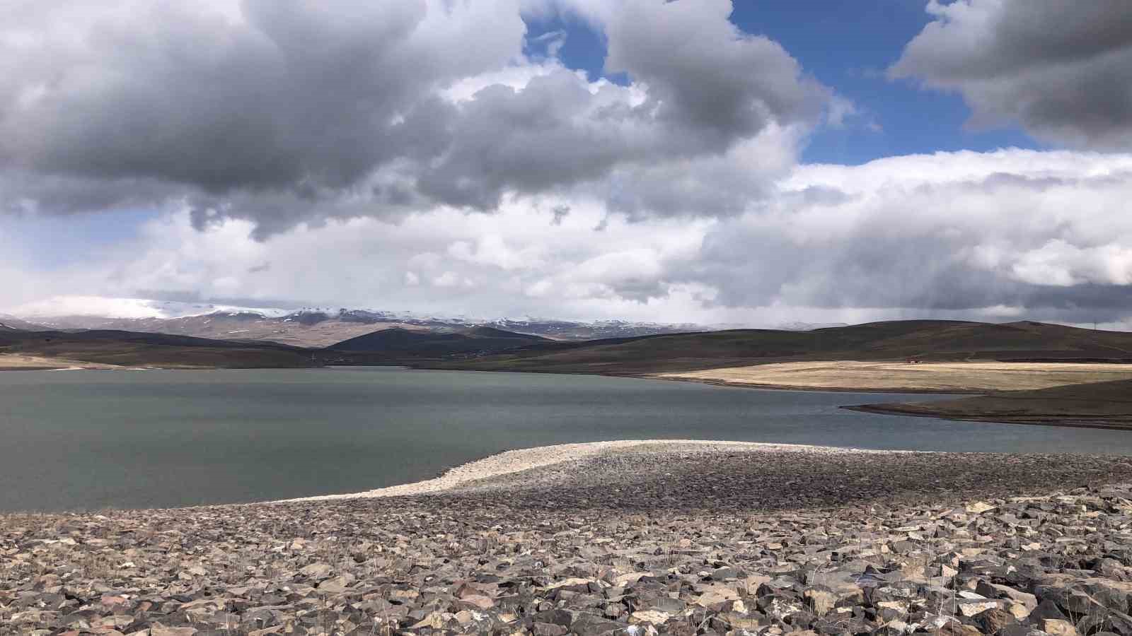 Kars Bayburt Barajı’nın buzları 1 günde çözüldü