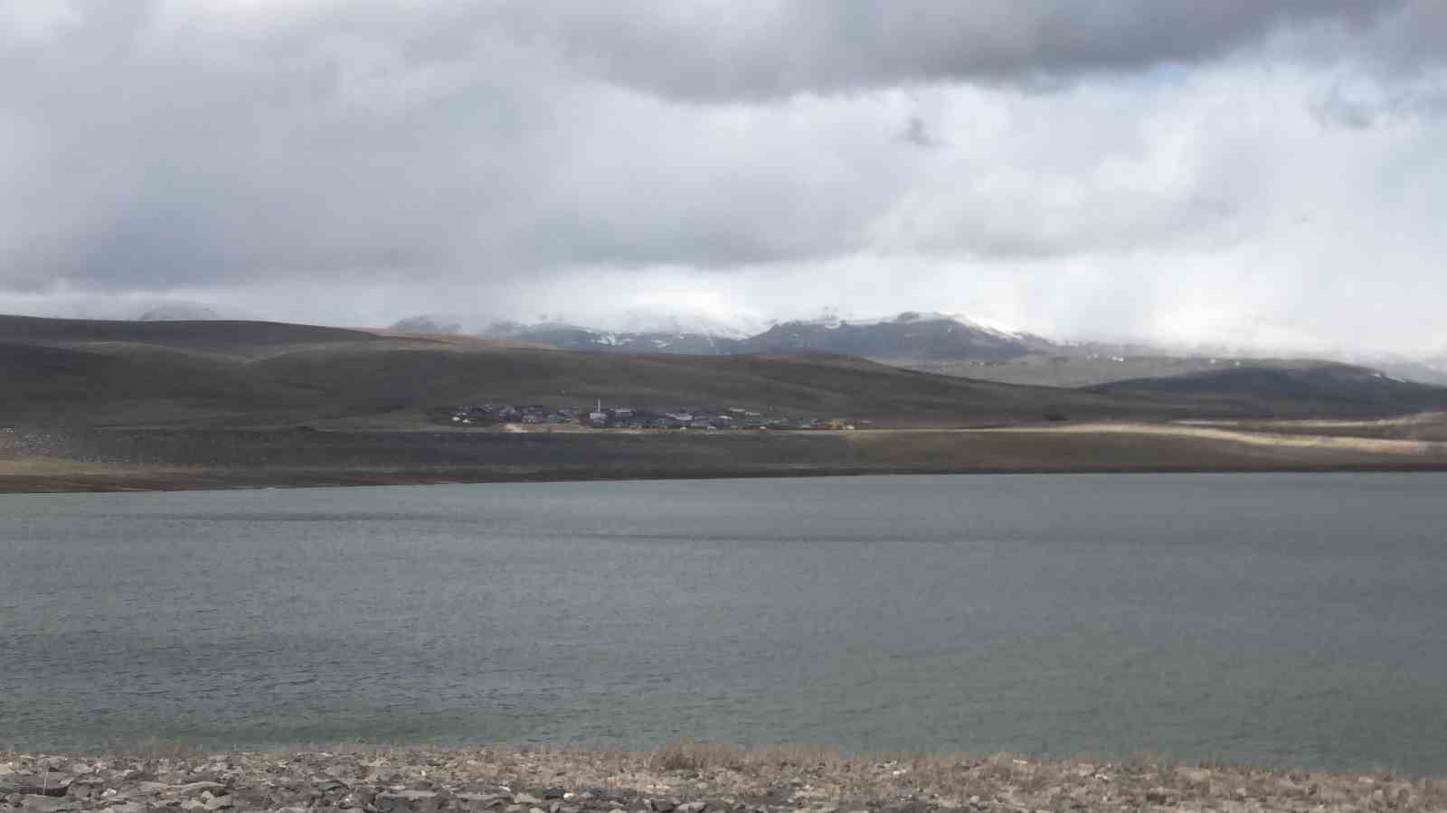 Kars Bayburt Barajı’nın buzları 1 günde çözüldü