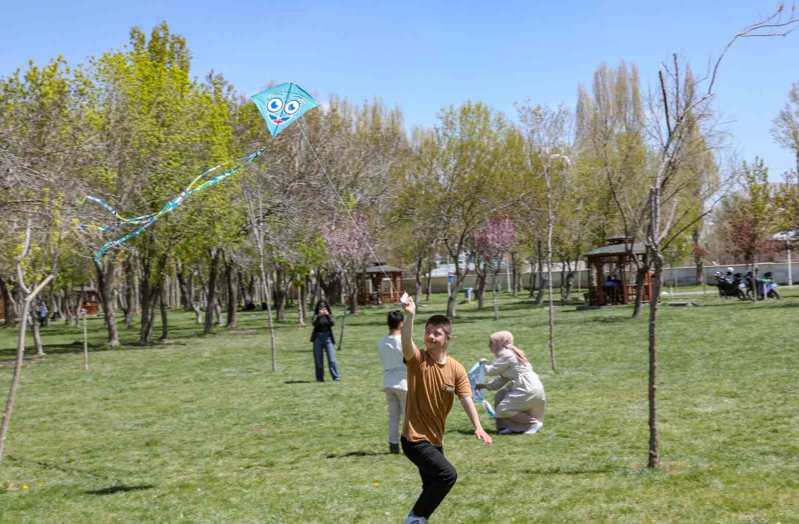 Van’da özel çocuklar için uçurtma şenliği düzenlendi
