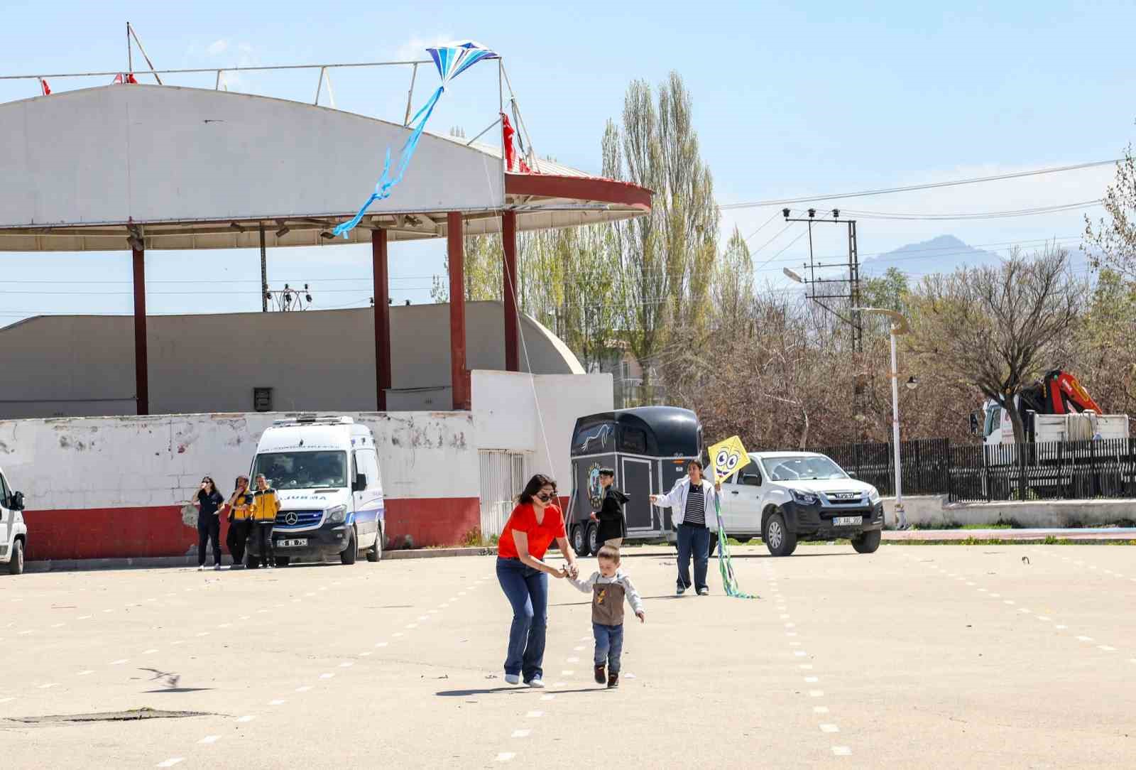 Van’da özel çocuklar için uçurtma şenliği düzenlendi