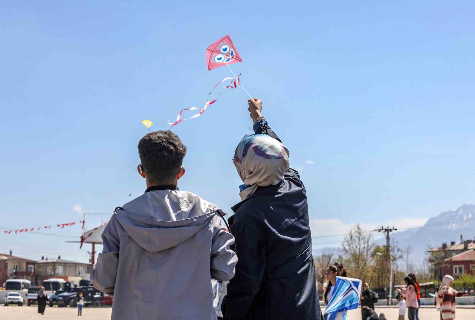 Van’da özel çocuklar için uçurtma şenliği düzenlendi