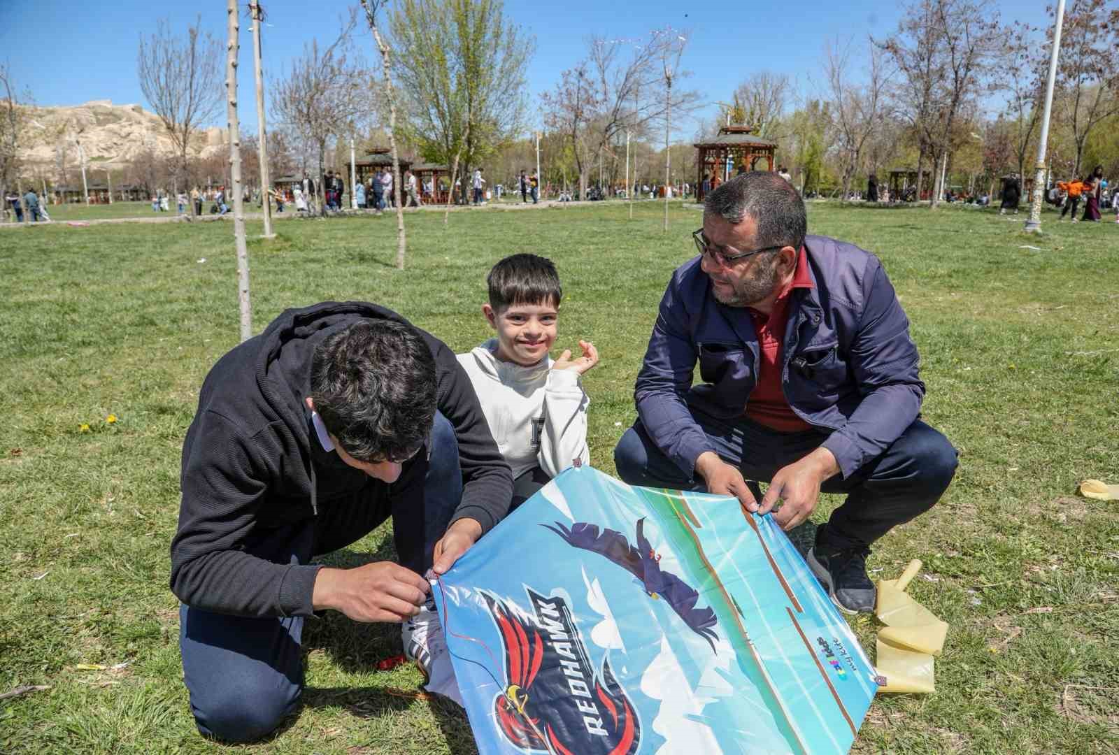 Van’da özel çocuklar için uçurtma şenliği düzenlendi