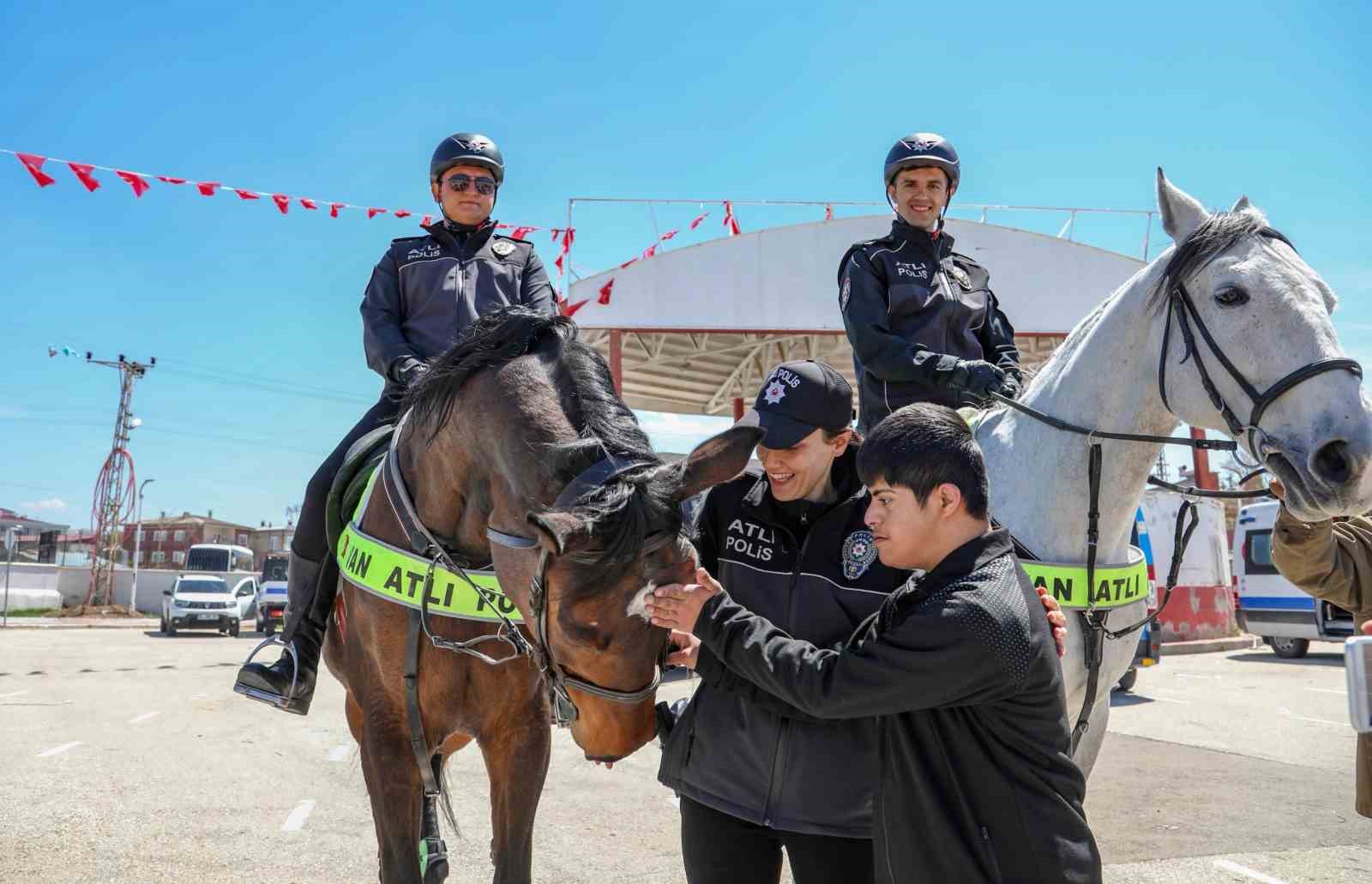Van’da özel çocuklar için uçurtma şenliği düzenlendi