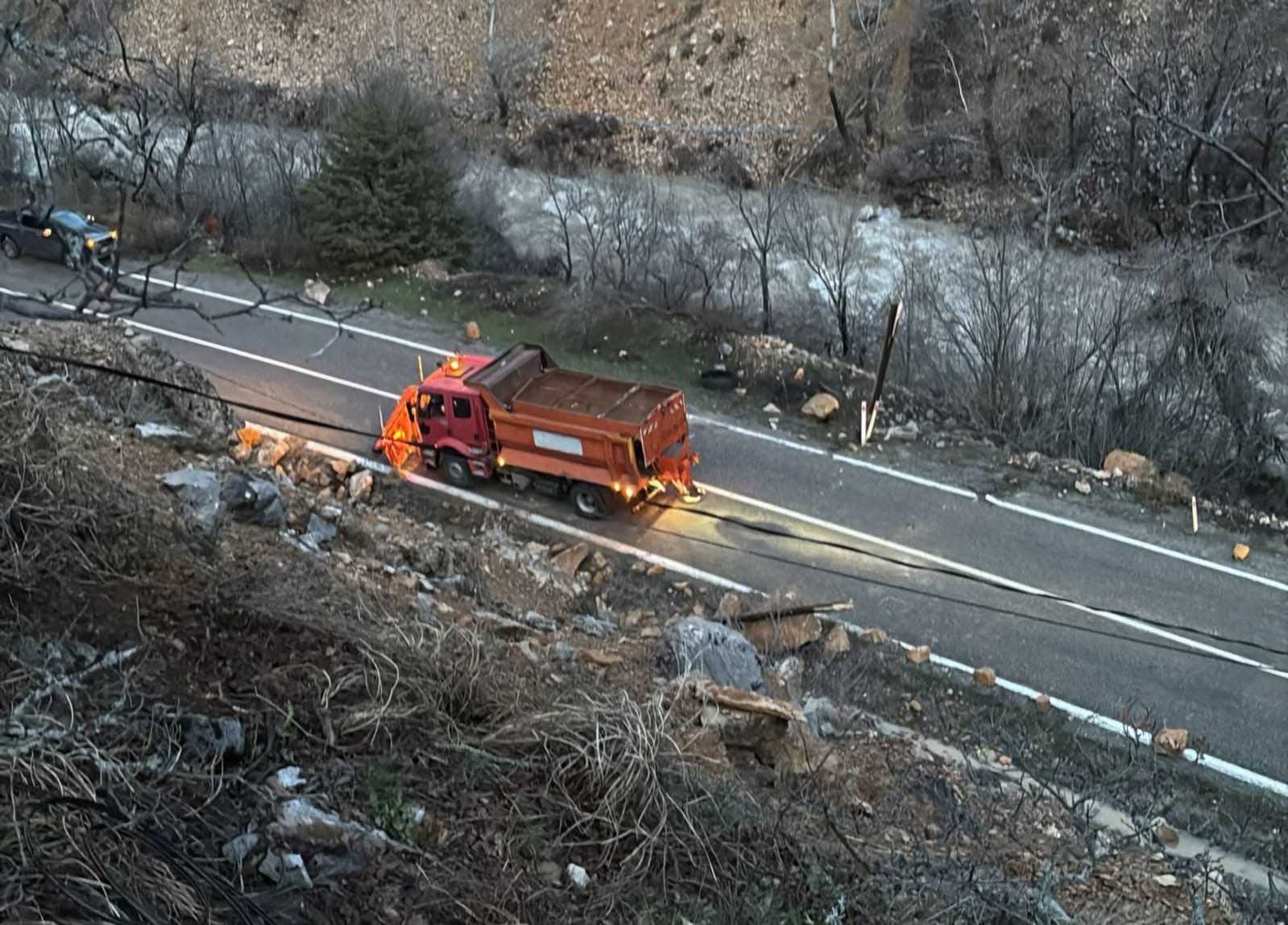 Tunceli-Erzincan karayoluna dev kaya parçaları düştü