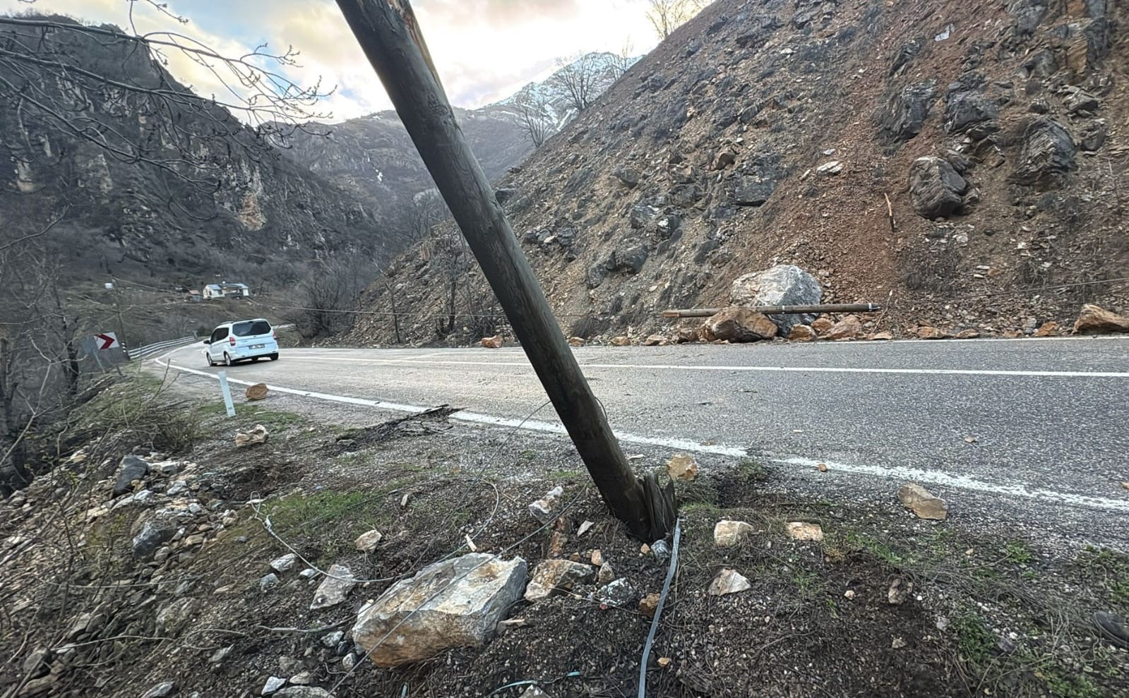 Tunceli-Erzincan karayoluna dev kaya parçaları düştü