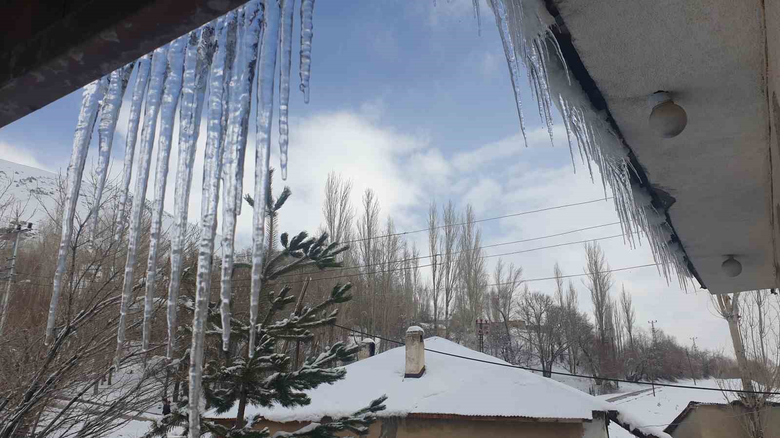 Başkale baharda dondu