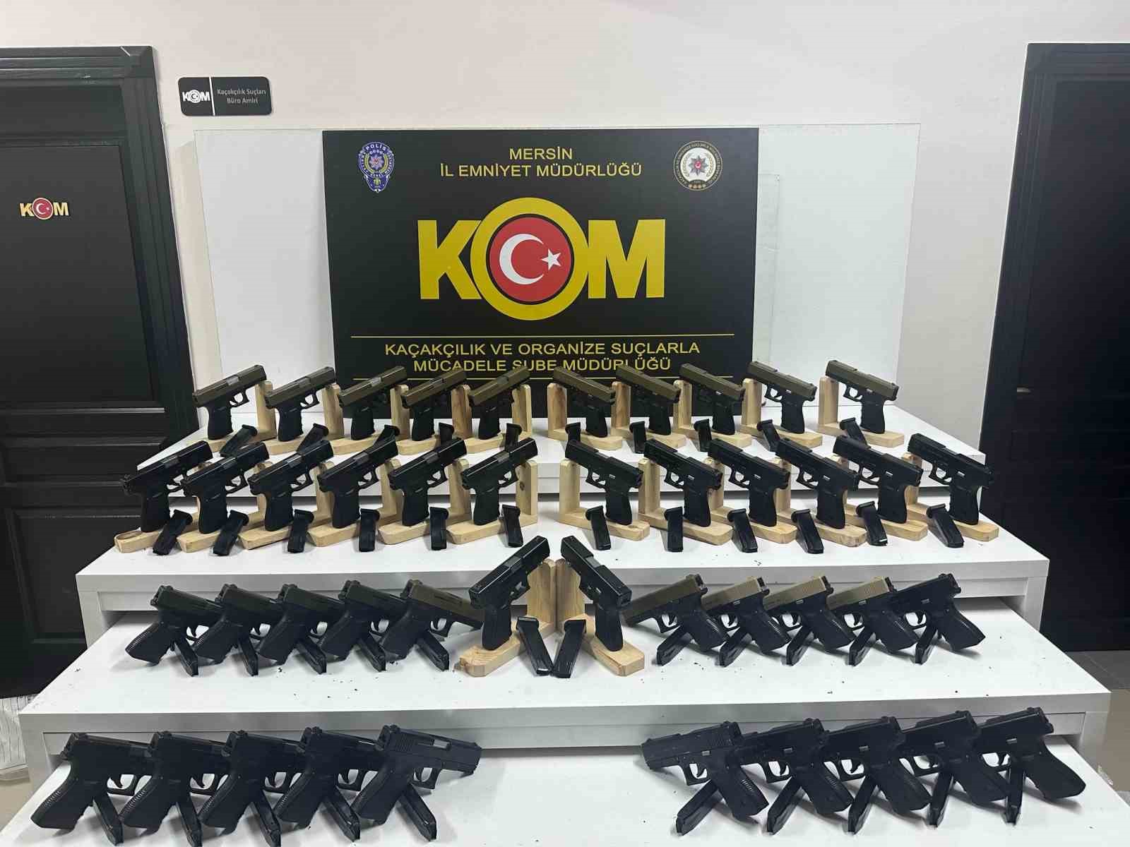 Otomobil değil silah deposu: 44 tabanca ele geçirildi