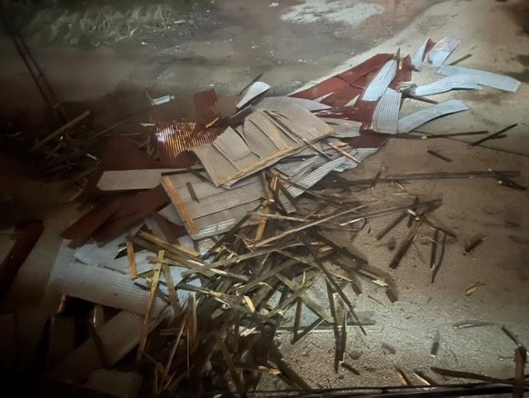 Hakkari’de şiddetli fırtına yıkıp geçti: 69 çatı zarar gördü