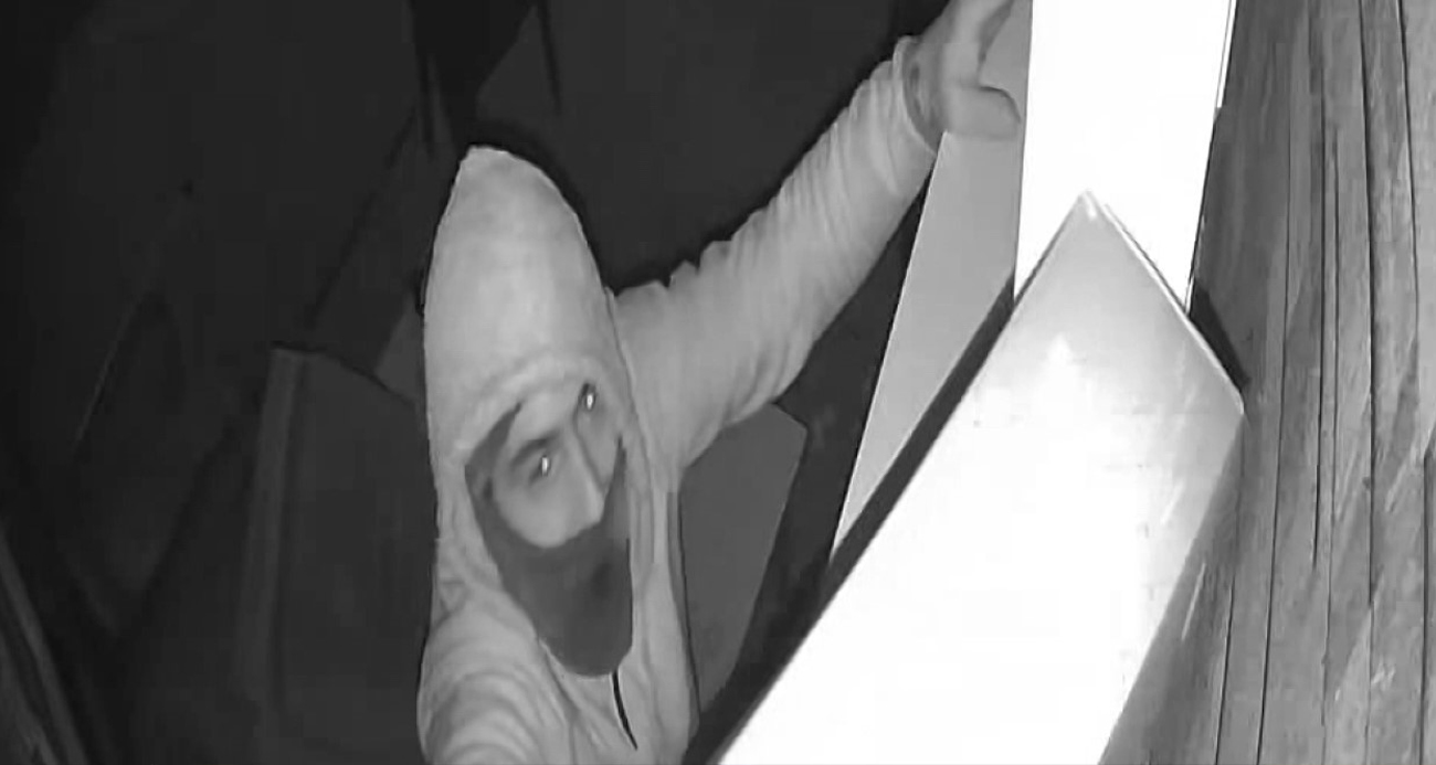 O anlar kamerada: Duvar delip iş yeri soydu, yakalanınca inkar etti