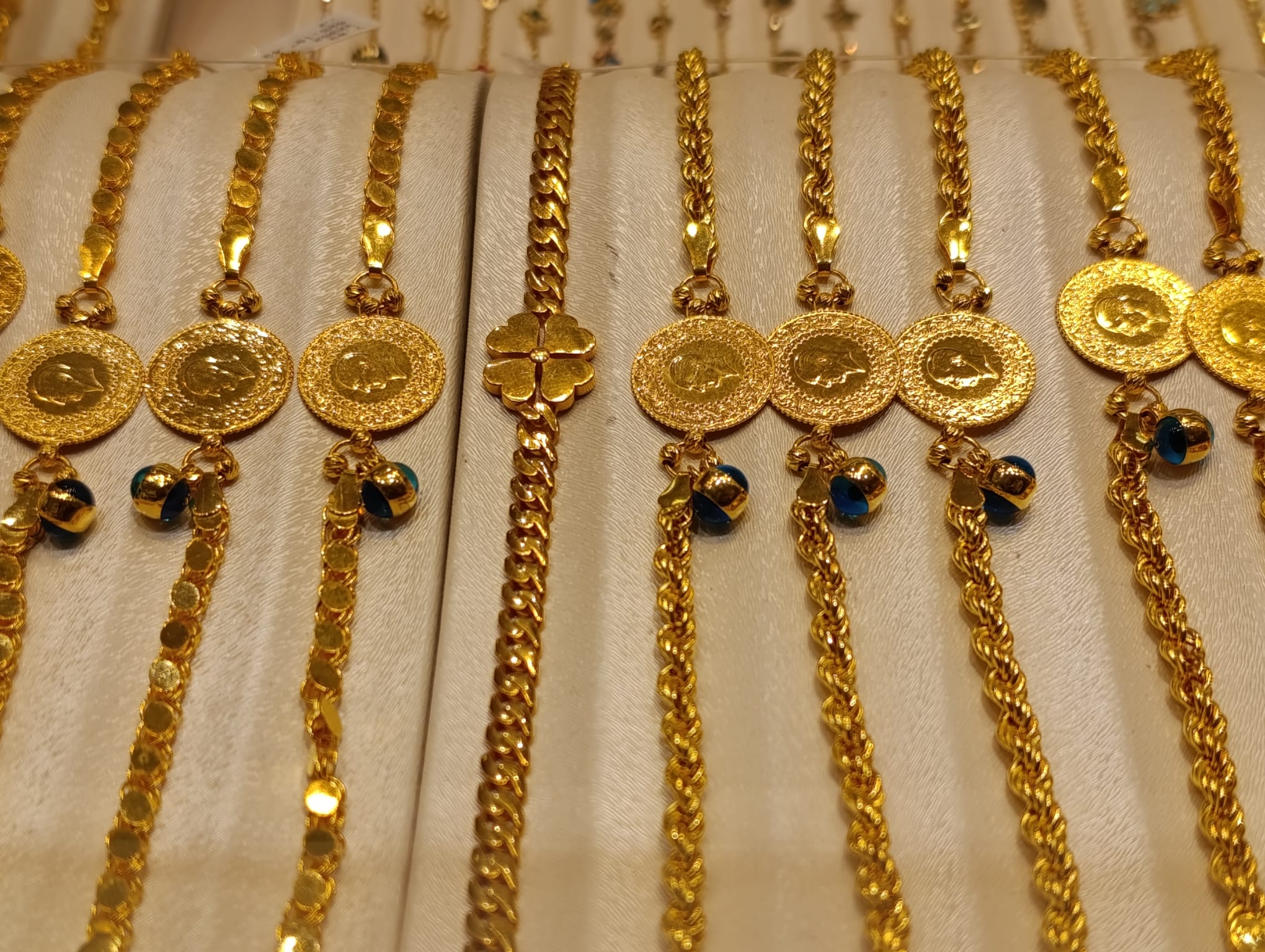 Altındaki dalgalanma kuyumcuları ve vatandaşı tedirgin ediyor