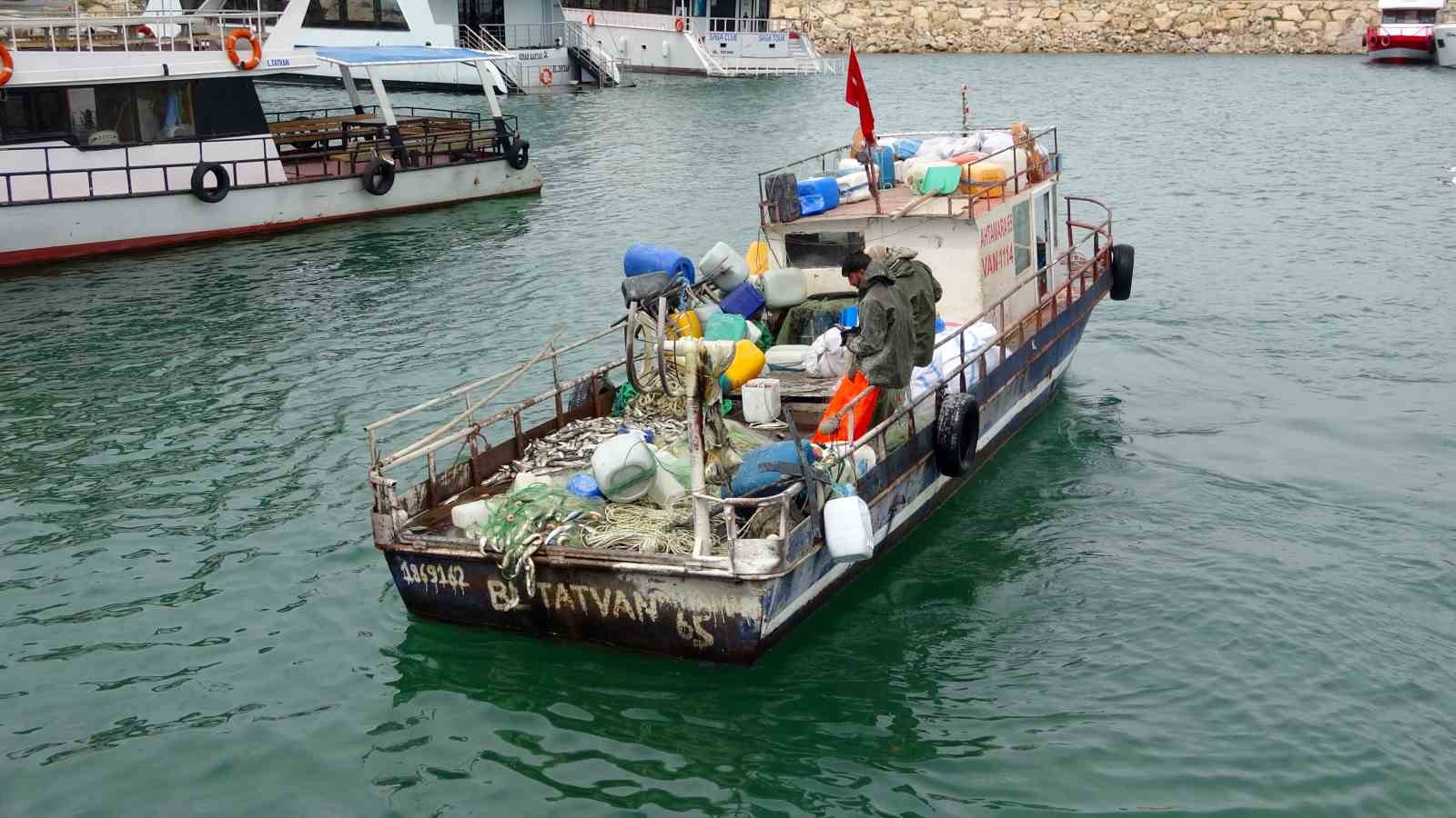 Van Gölü’nde son ağlar çekildi: İnci kefali av yasağı başladı