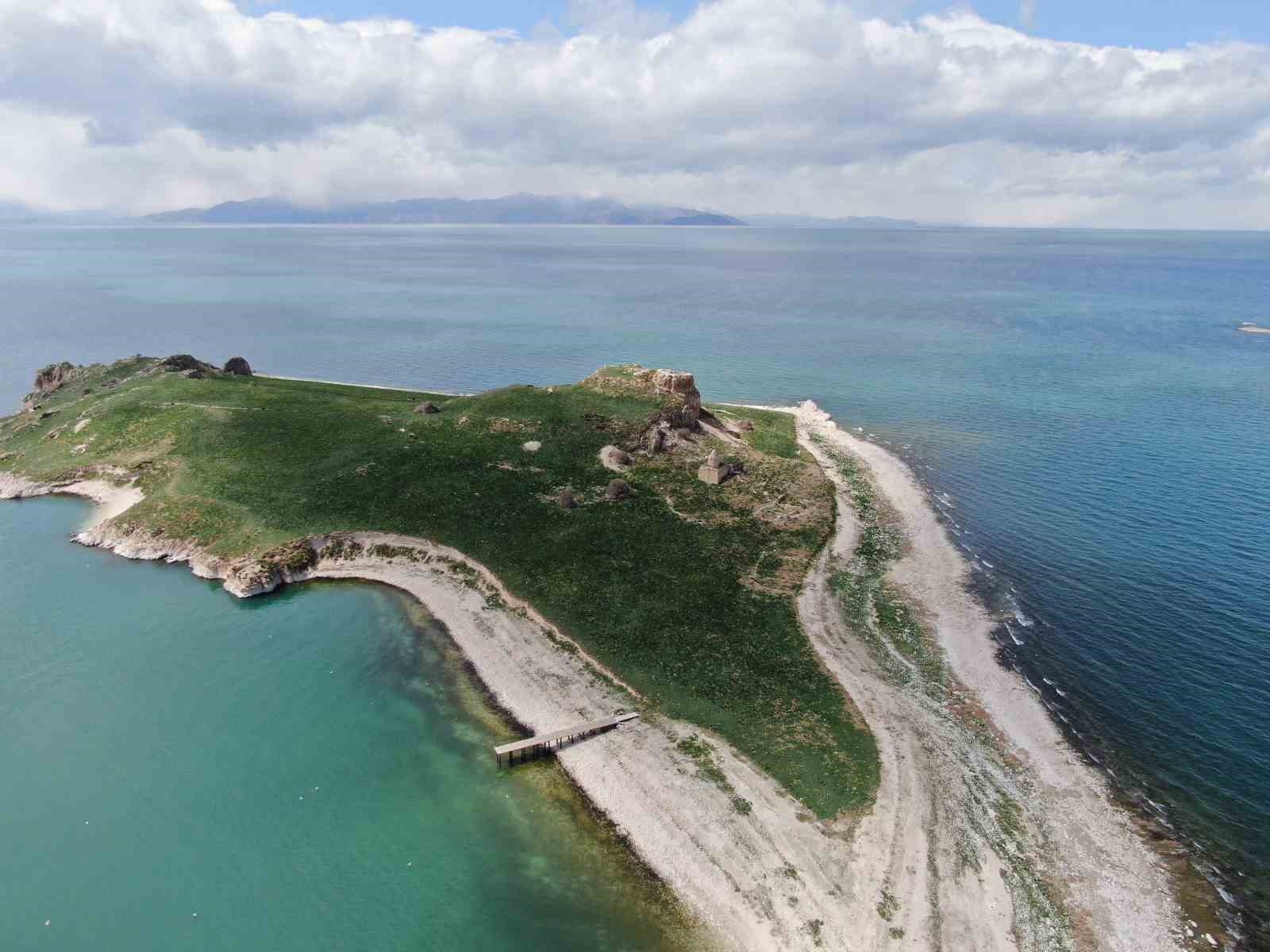 Van Gölü’nün el değmemiş güzelliği Çarpanak Adası