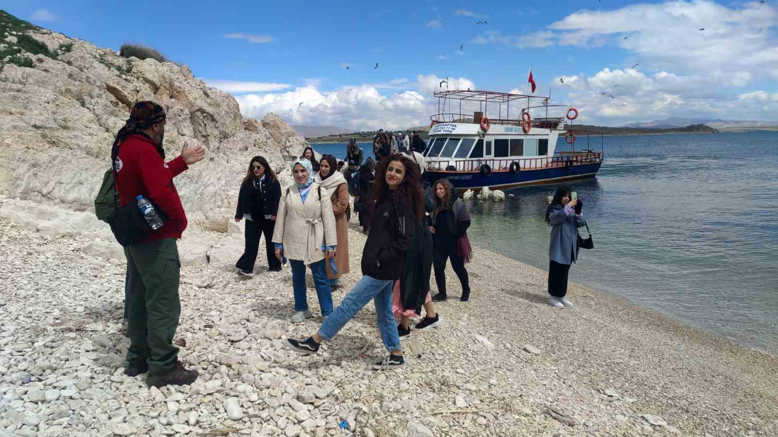 Van Gölü’nün el değmemiş güzelliği Çarpanak Adası