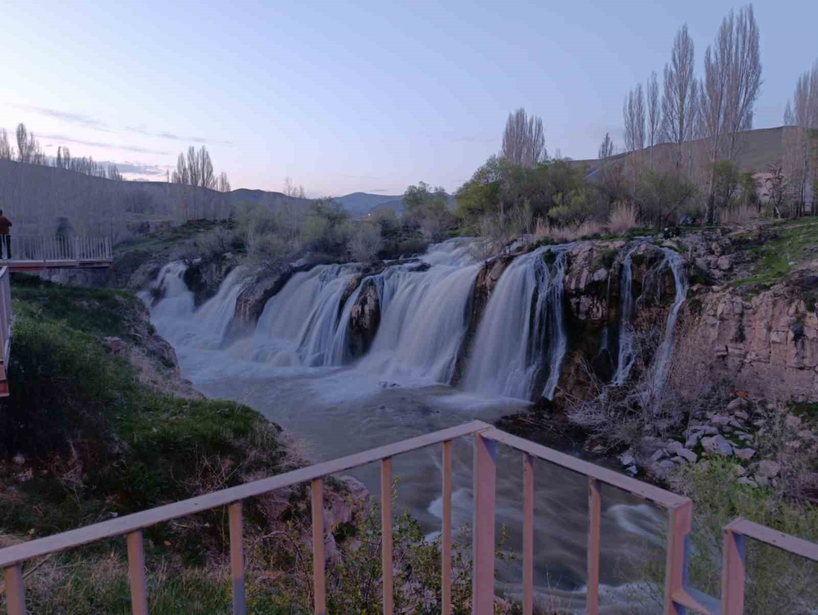 Muradiye Şelalesi coştu