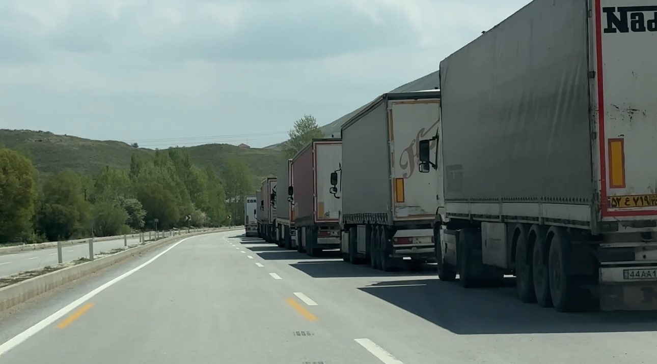 Türkiye-İran sınırında 2 kilometrelik tır kuyruğu