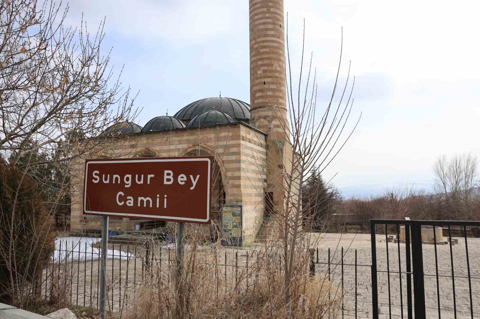 Türkiye’nin ilk taşınan tarihi camisi Sungur Bey, cemaatini ağırlamaya devam ediyor