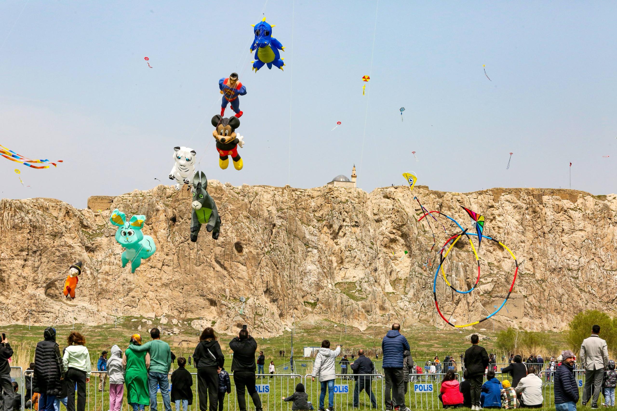 Van Kalesi’nde Renkli Görüntüler: Uçurtmalar Gökyüzünü Süsledi