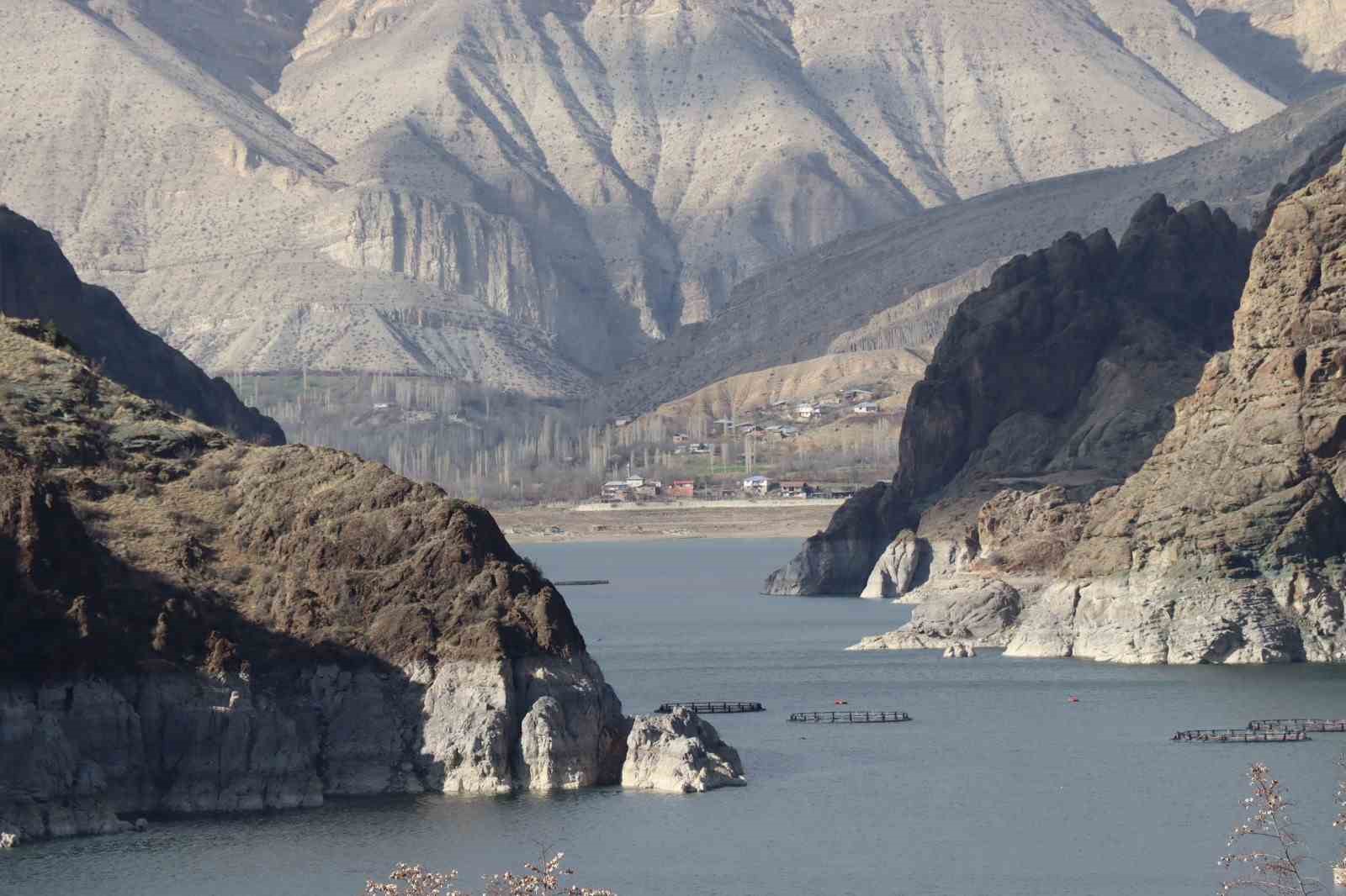 Ayvalı Barajı’na baharla gelen doğal güzellik hayran bırakıyor