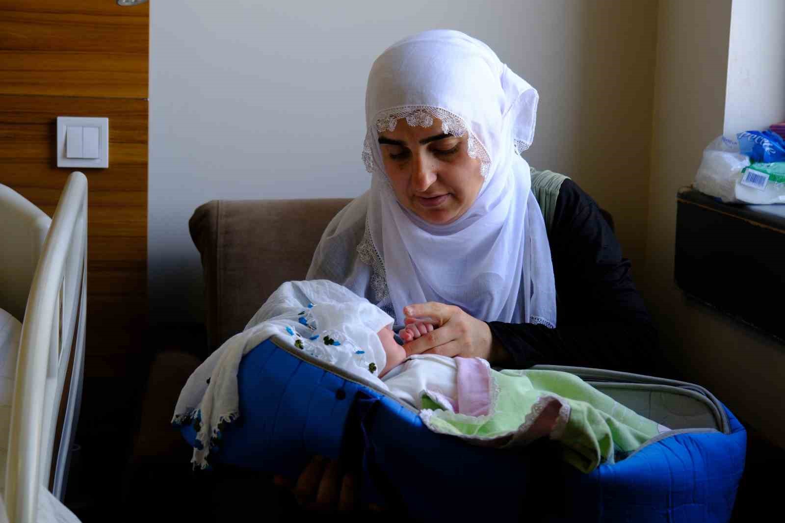 Van’da sağlık ekipleri zamanla yarıştı: Anne ve bebek hayata döndü
