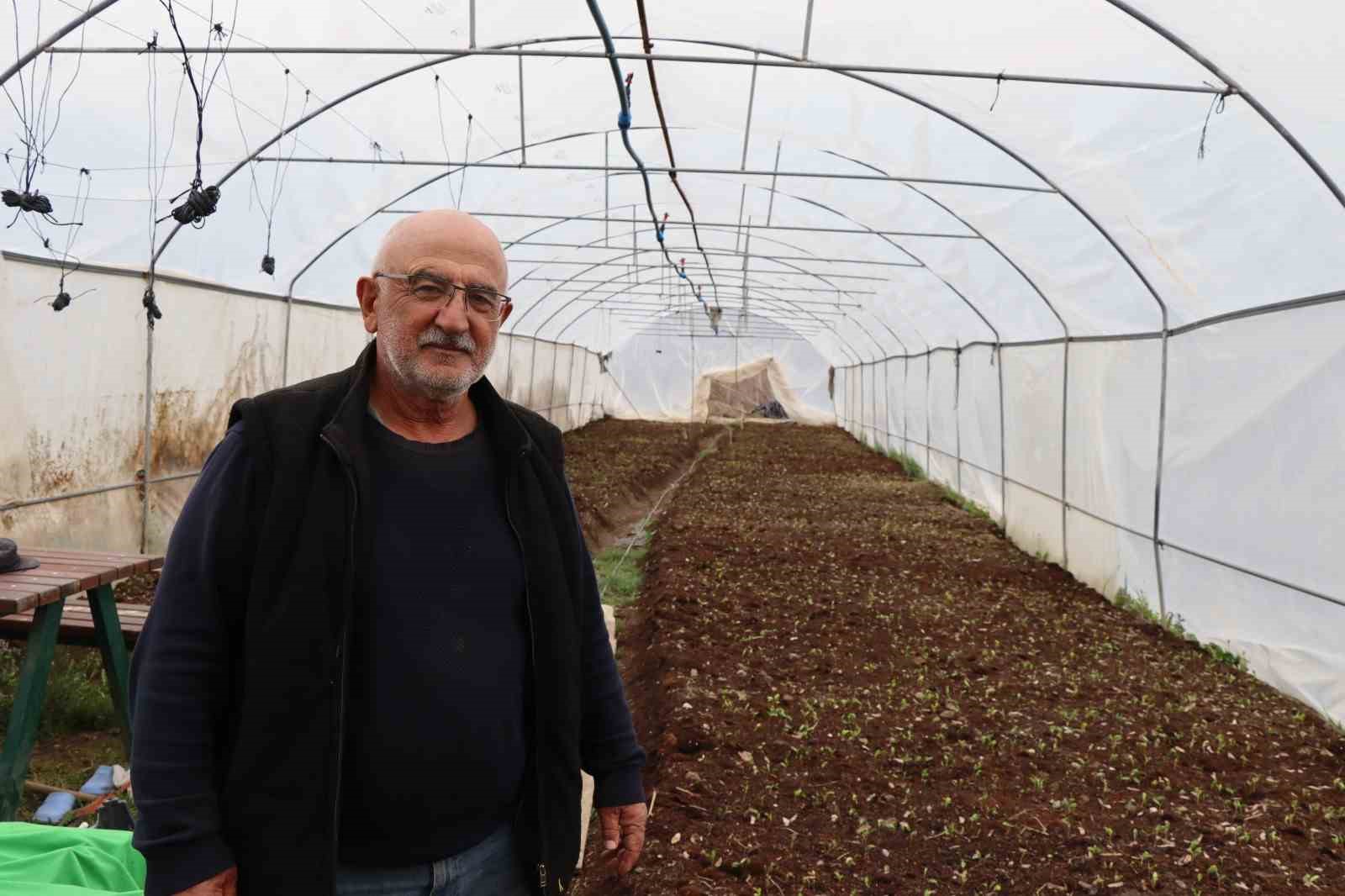 Ömrünü fidan üretimine adadı
