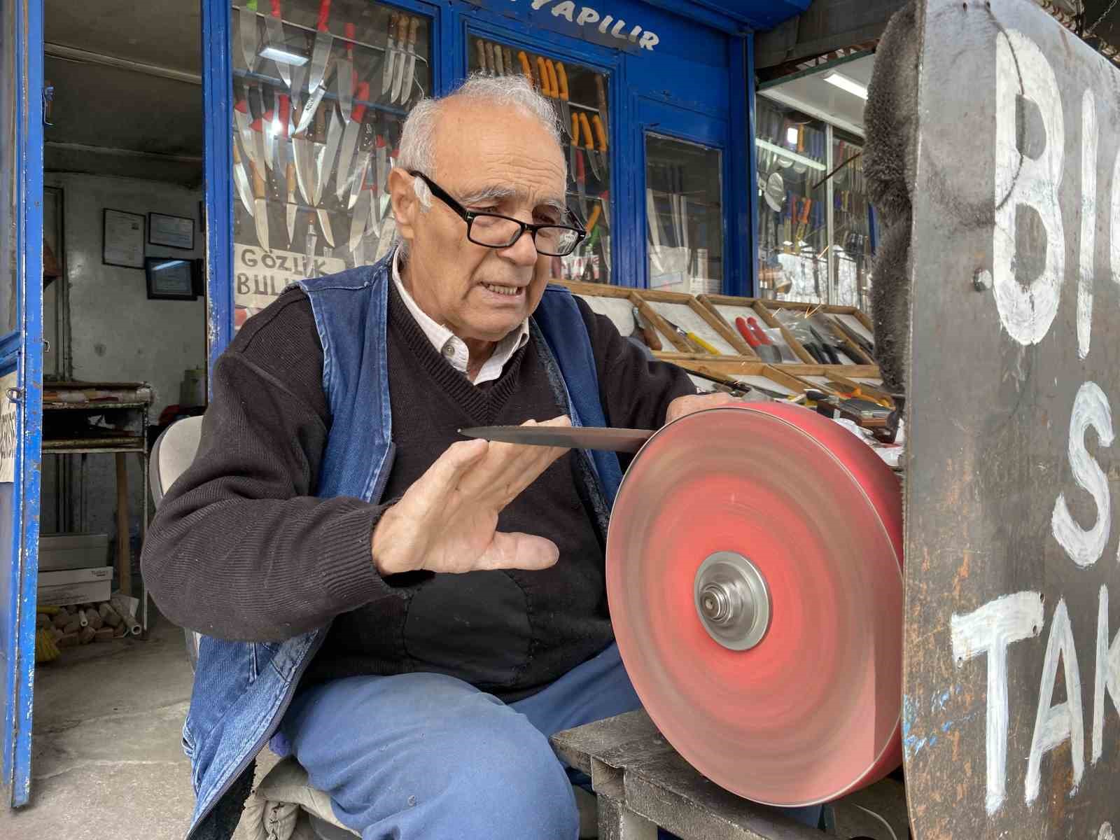 81 yaşındaki Erhan amca çok sevdiği mesleğini bir türlü bırakamıyor