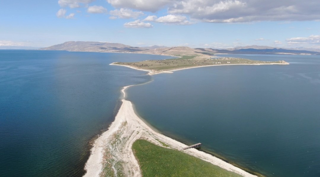 Van Gölü’ndeki çekilmeyle antik yol ortaya çıktı