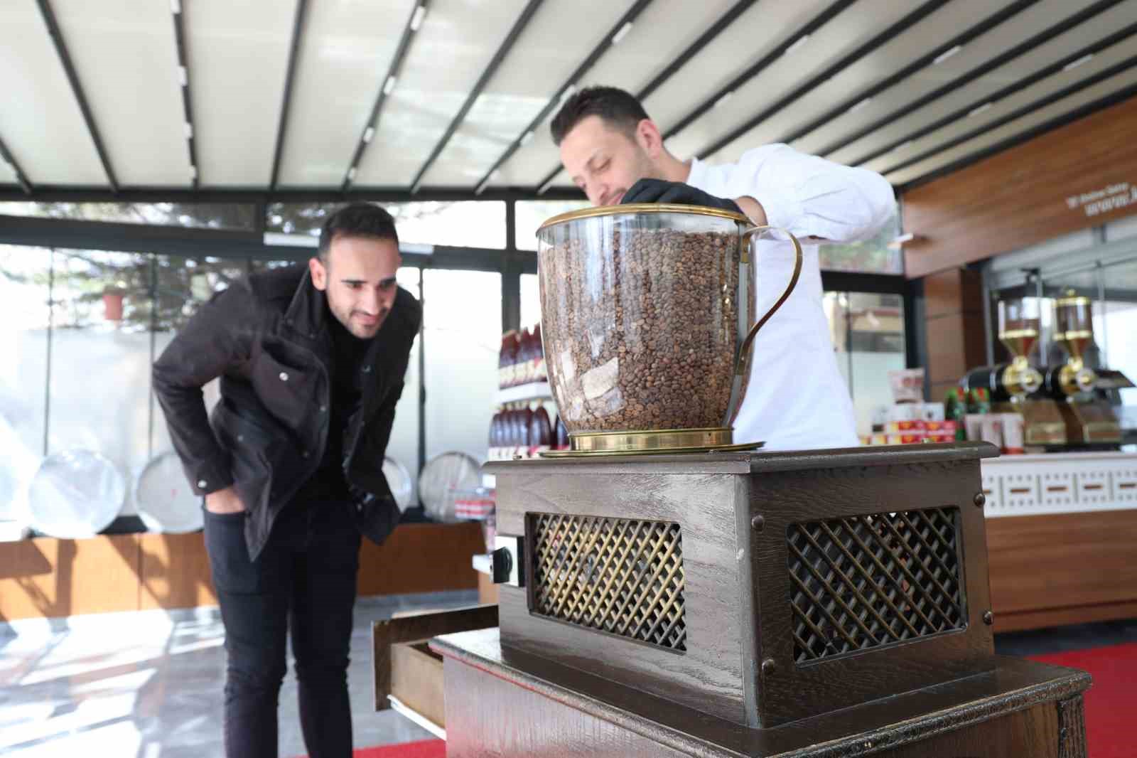 Elazığ’da 100 yıllık kahve makinesi dikkat çekiyor