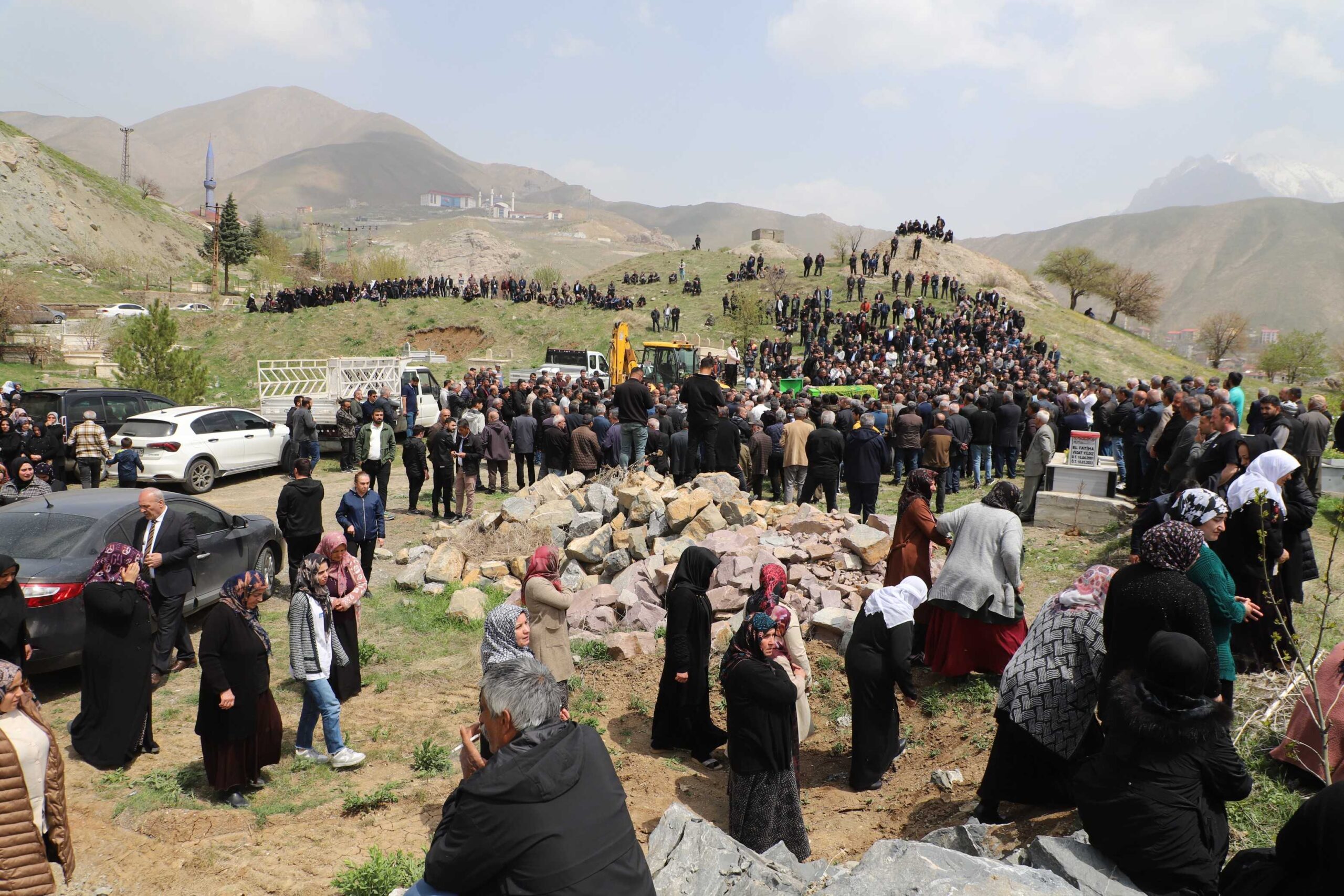 Van’da can pazarı: Aynı aileden 6 kişi son yolculuğuna uğurlandı