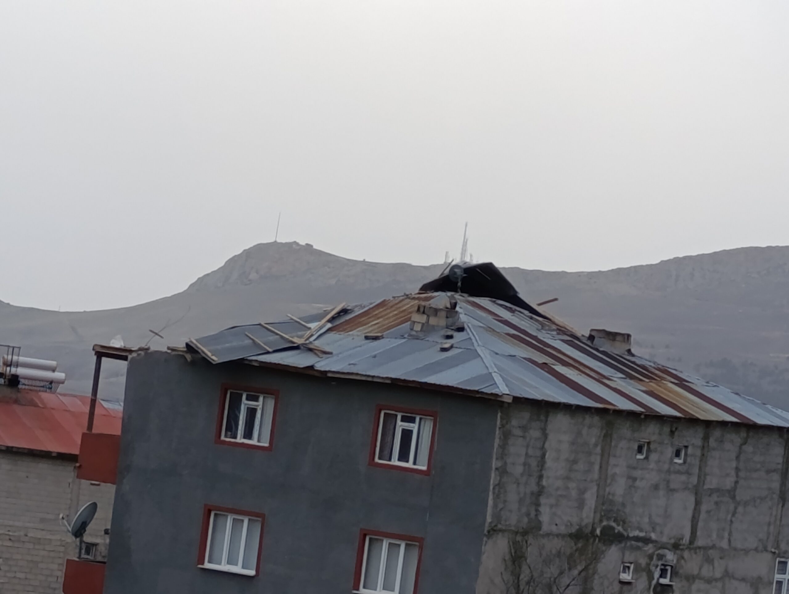 Van’da Şiddetli Rüzgar Çatılara Zarar Verdi