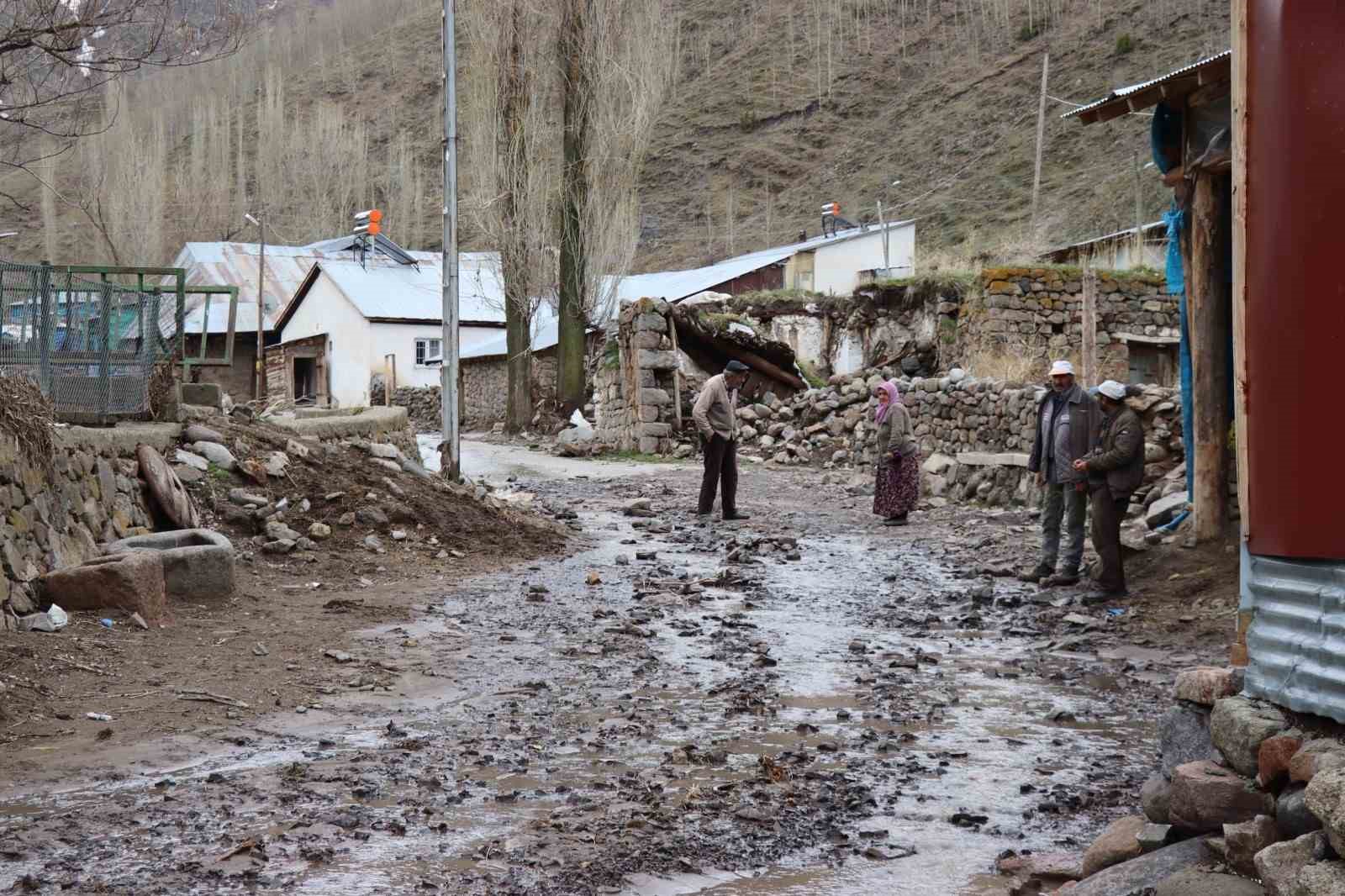 Dere taştı, köylüler panikte