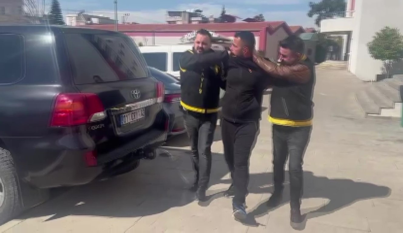 O anlar kamerada: Duvar delip iş yeri soydu, yakalanınca inkar etti