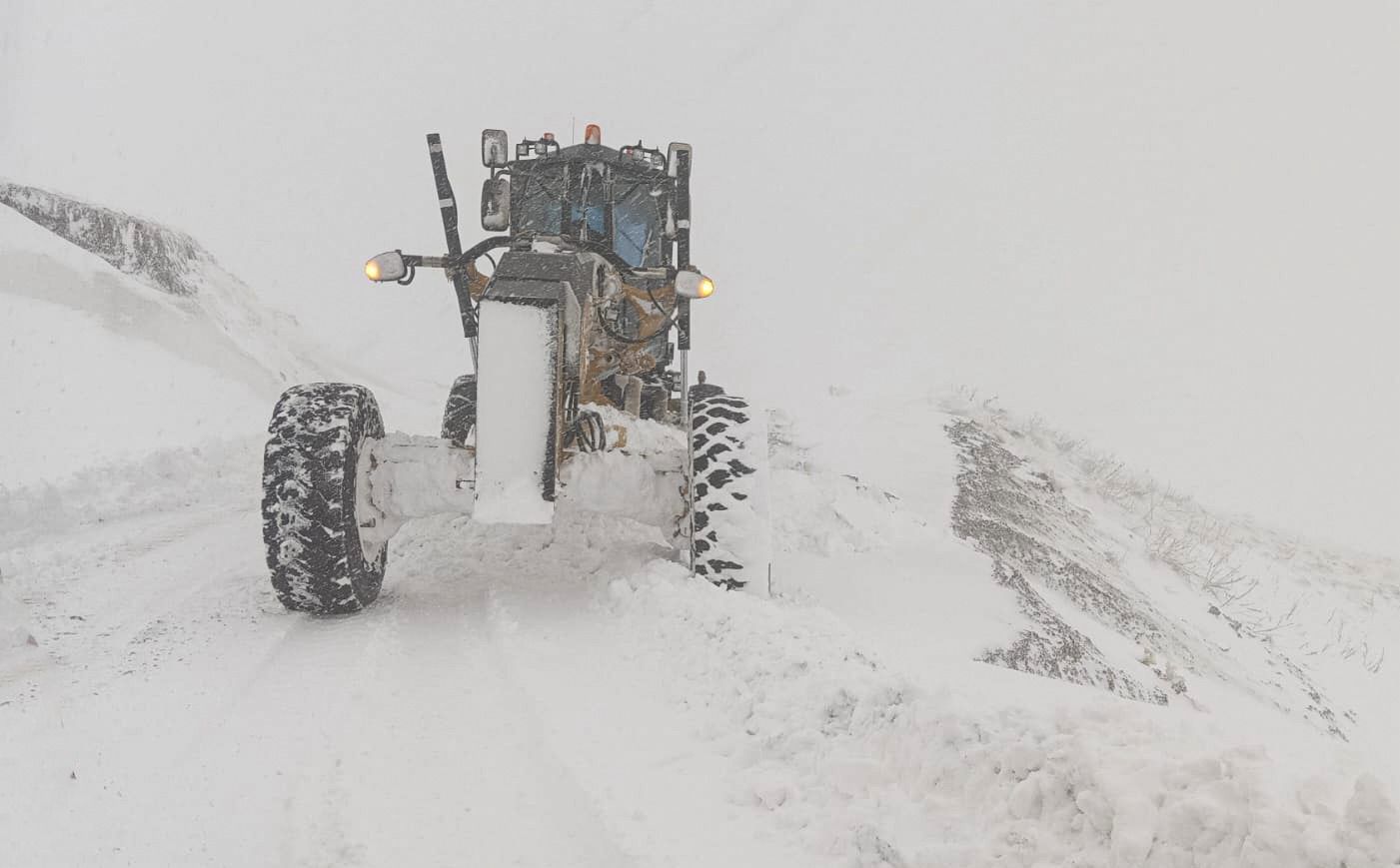 Van’da nisan ayında kar yağışı: 40 yerleşim yeri ulaşıma kapandı