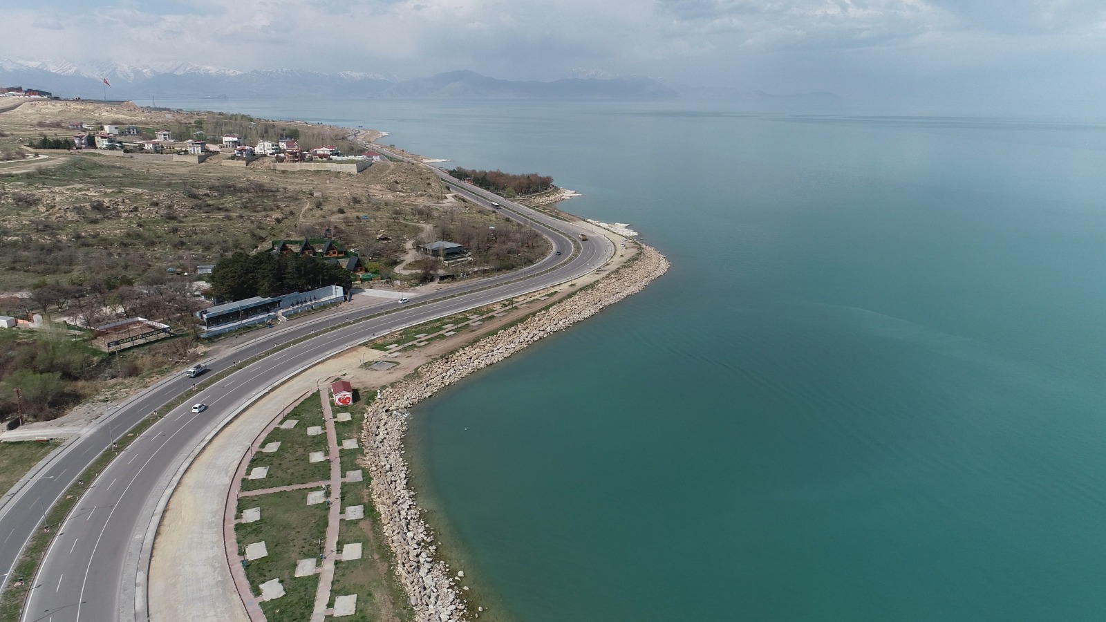 Edremit sahilinde yenileme çalışmaları başlıyor