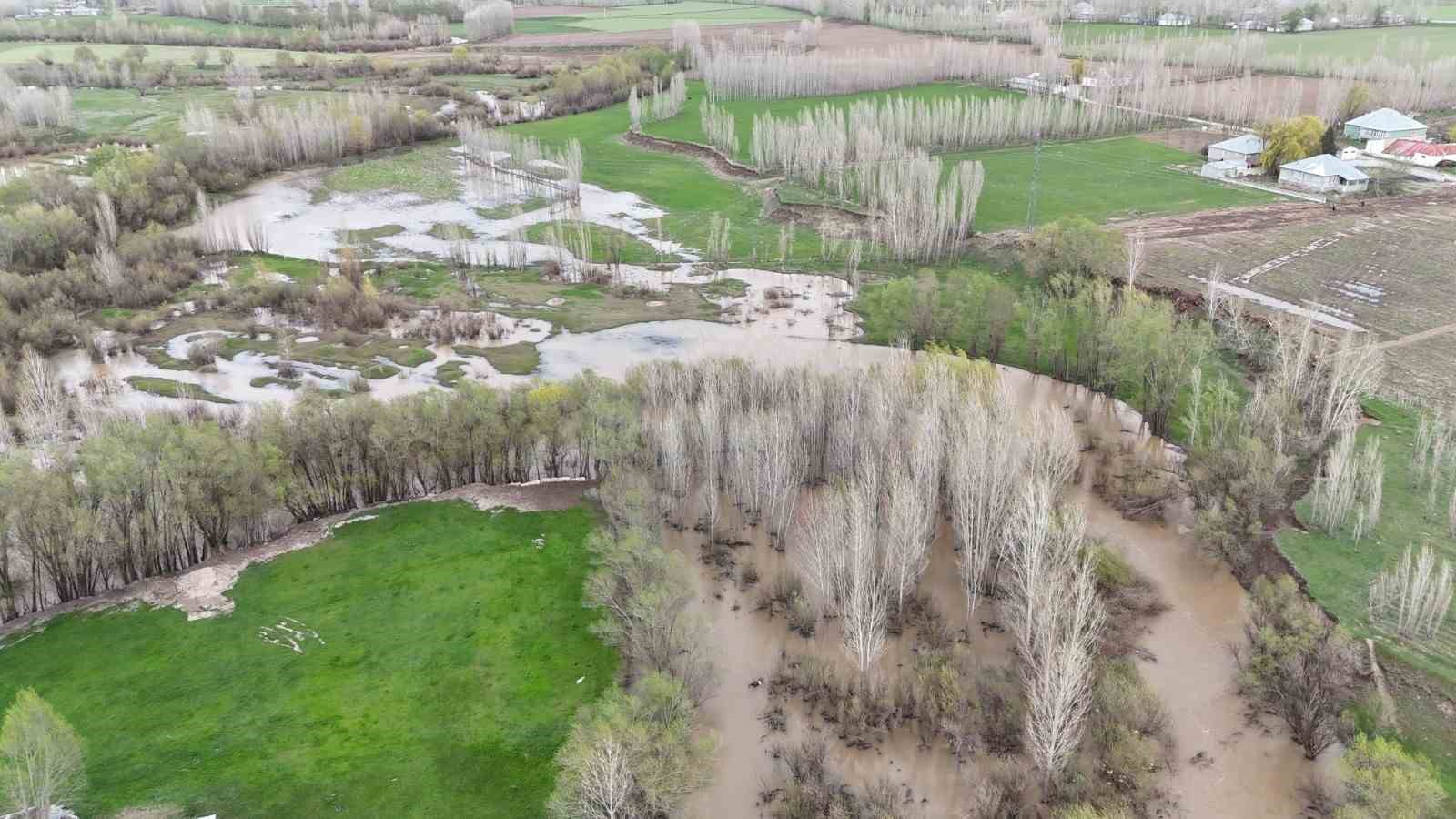 Ağrı’da şiddetli yağışlardan dolayı dere taştı