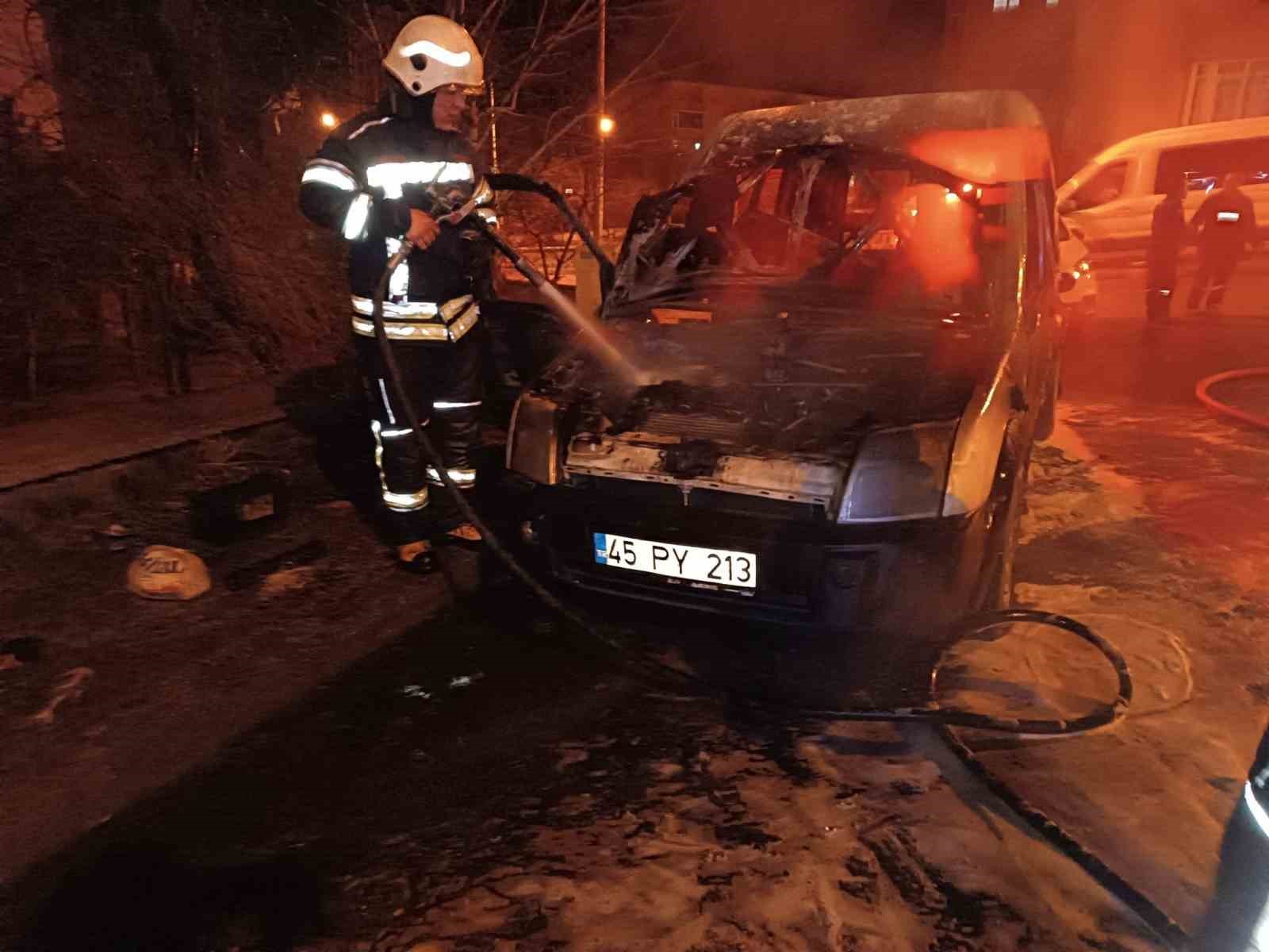 Alev topuna dönen araç, yürekler ağza geldi