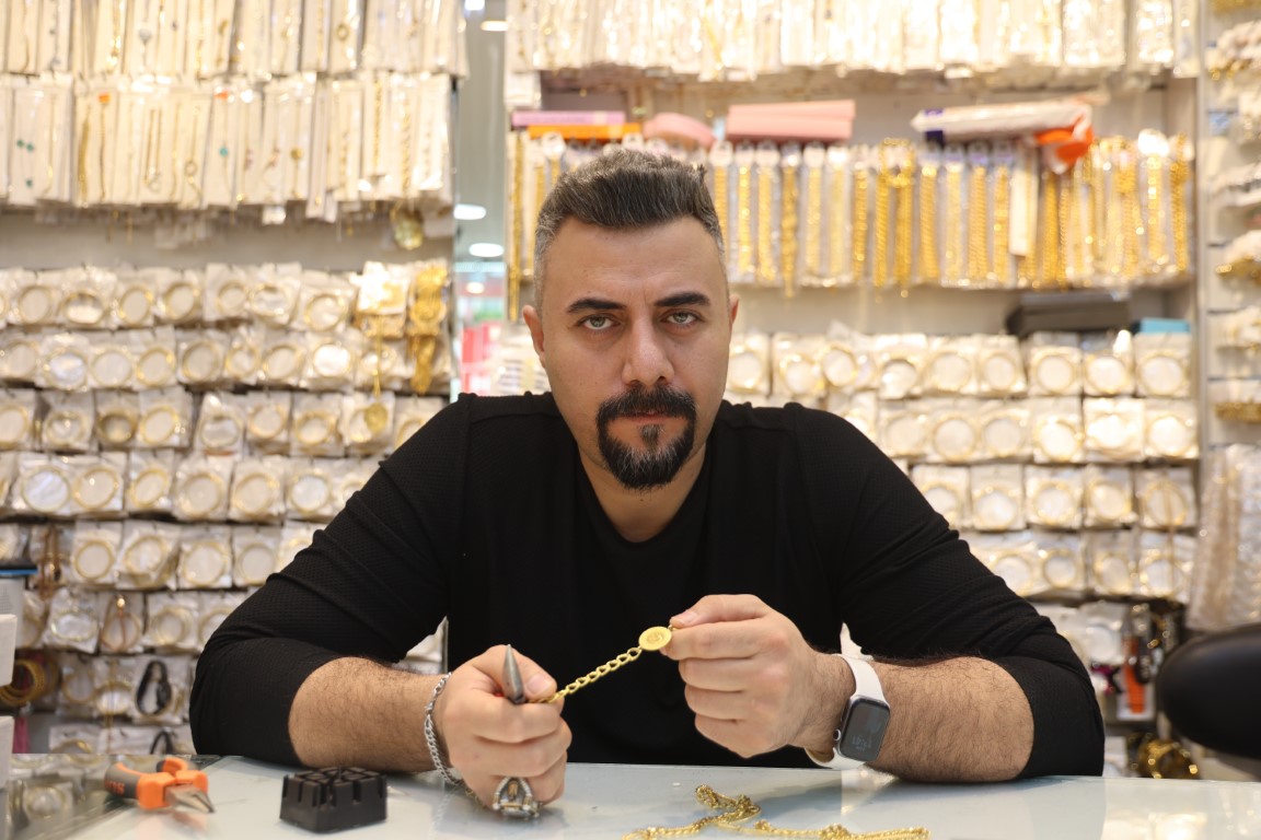 Bir poşet dolusu altını, sahiplerine teslim etti