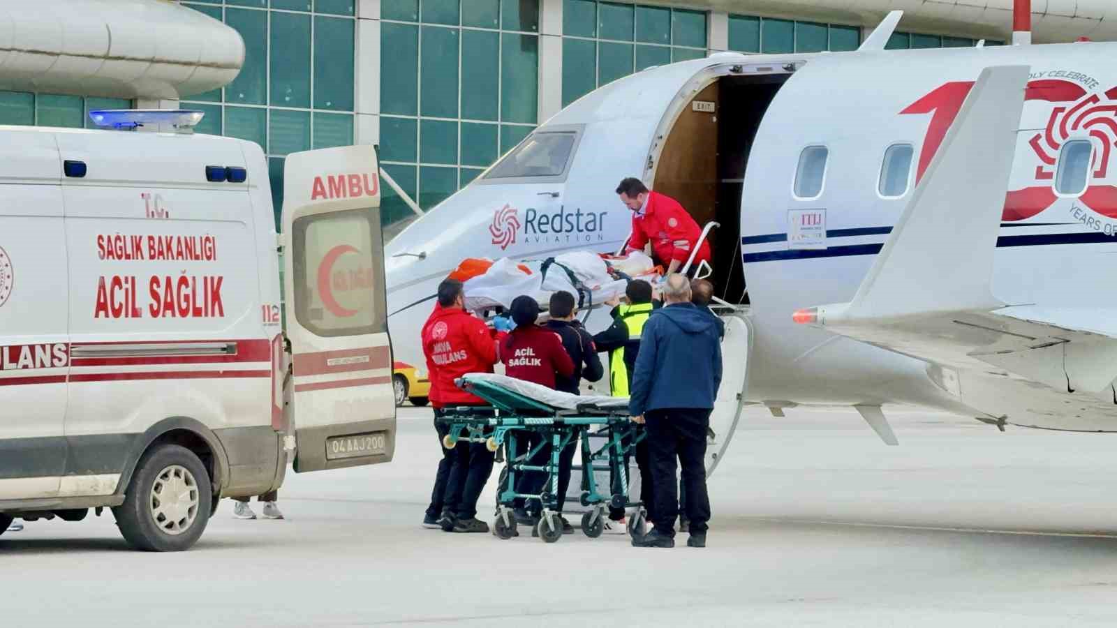 Ambulans uçak, bebek ve kalp hastası asker için havalandı