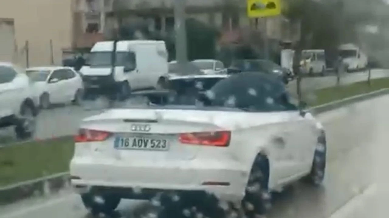 Açılır tavanı kapamak yerine, şemsiye açtı!