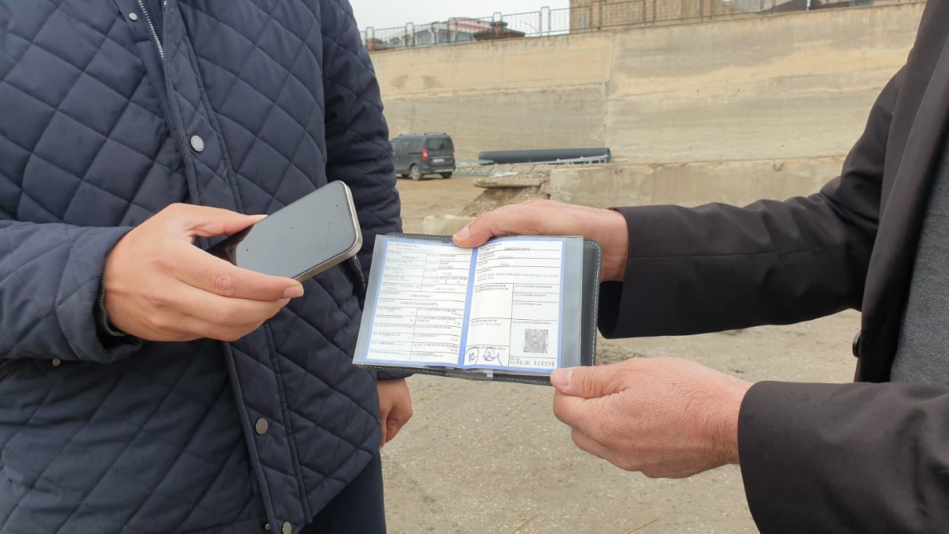 İlginç ticaret: Cep telefonu ile midibüsü takas ettiler