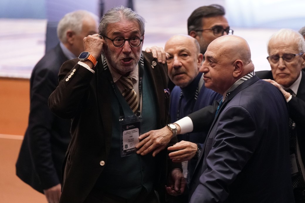 Beşiktaş divan kurulu toplantısı tarihi olaylara sahne oldu