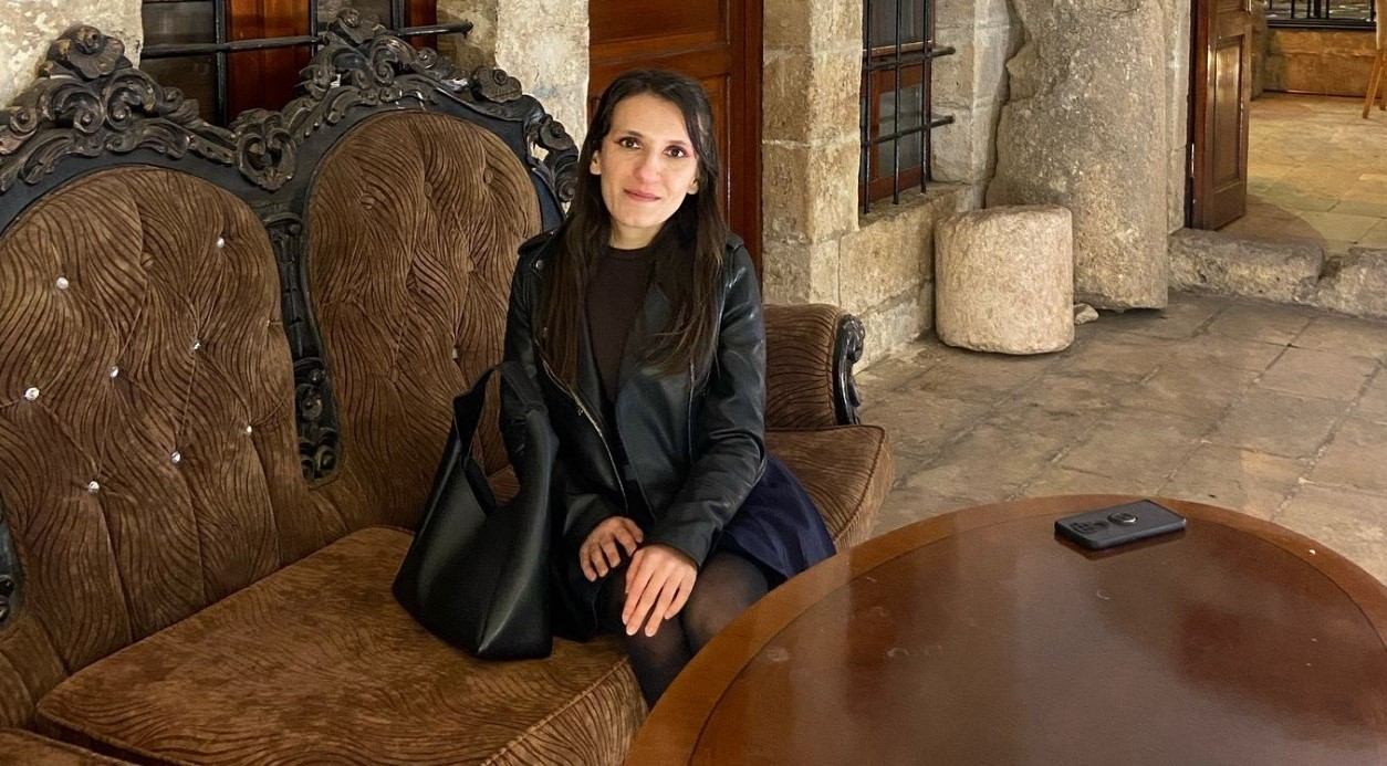 Köpeklerden kaçarken otomobil çarptı, hayatını kaybetti