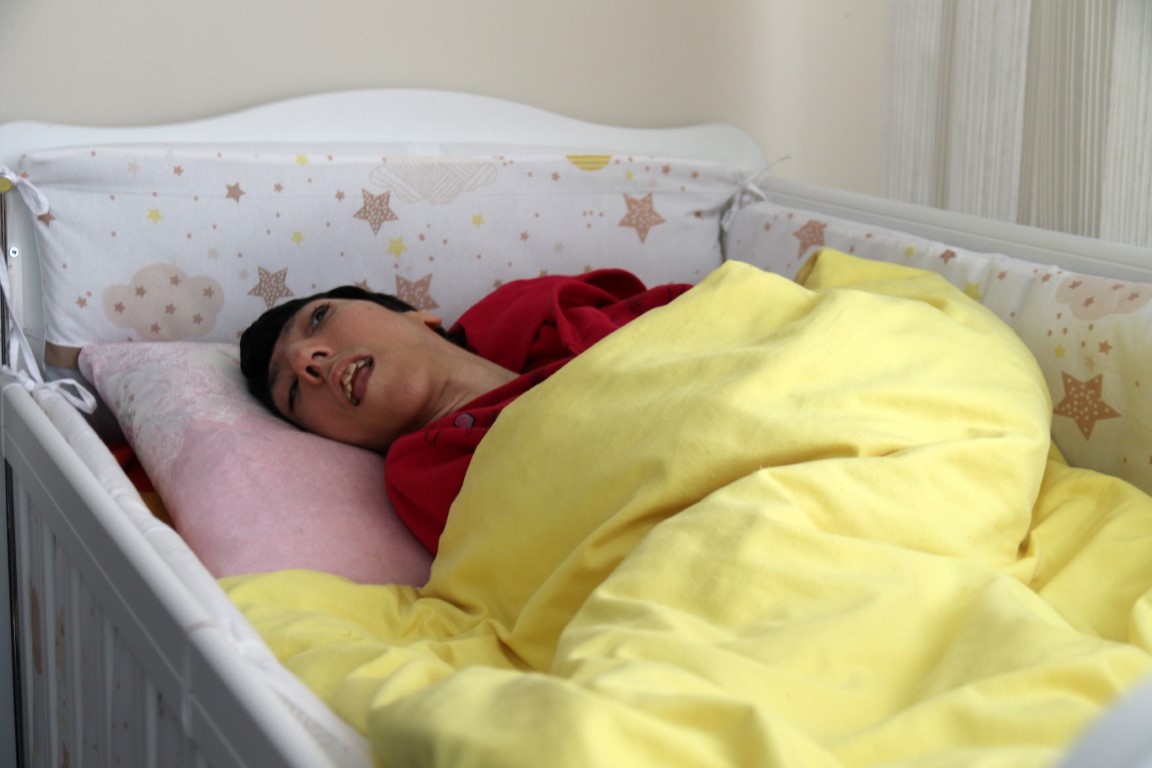 Annelik şefkati: 33 yıldır engelli kızına tek başına bakıyor