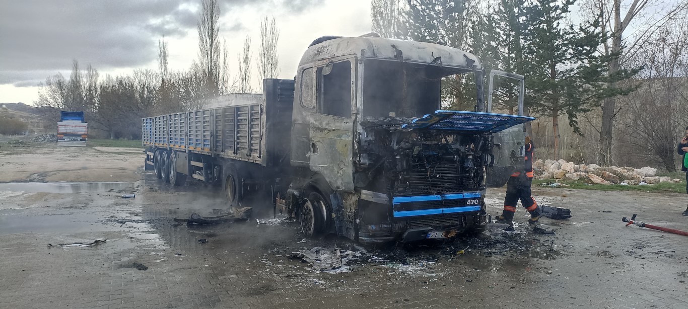 Tırı yanan sürücünün feryadı yürekleri sızlattı