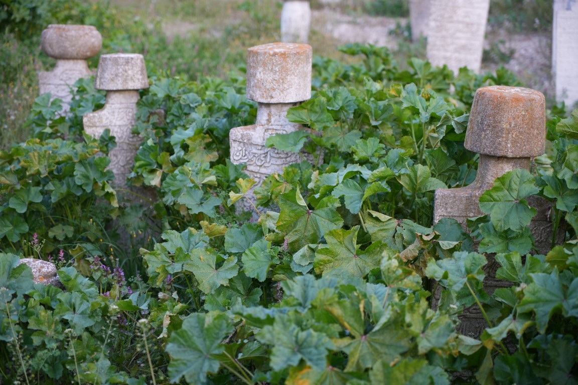 Osmanlı mezarları yok oluyor