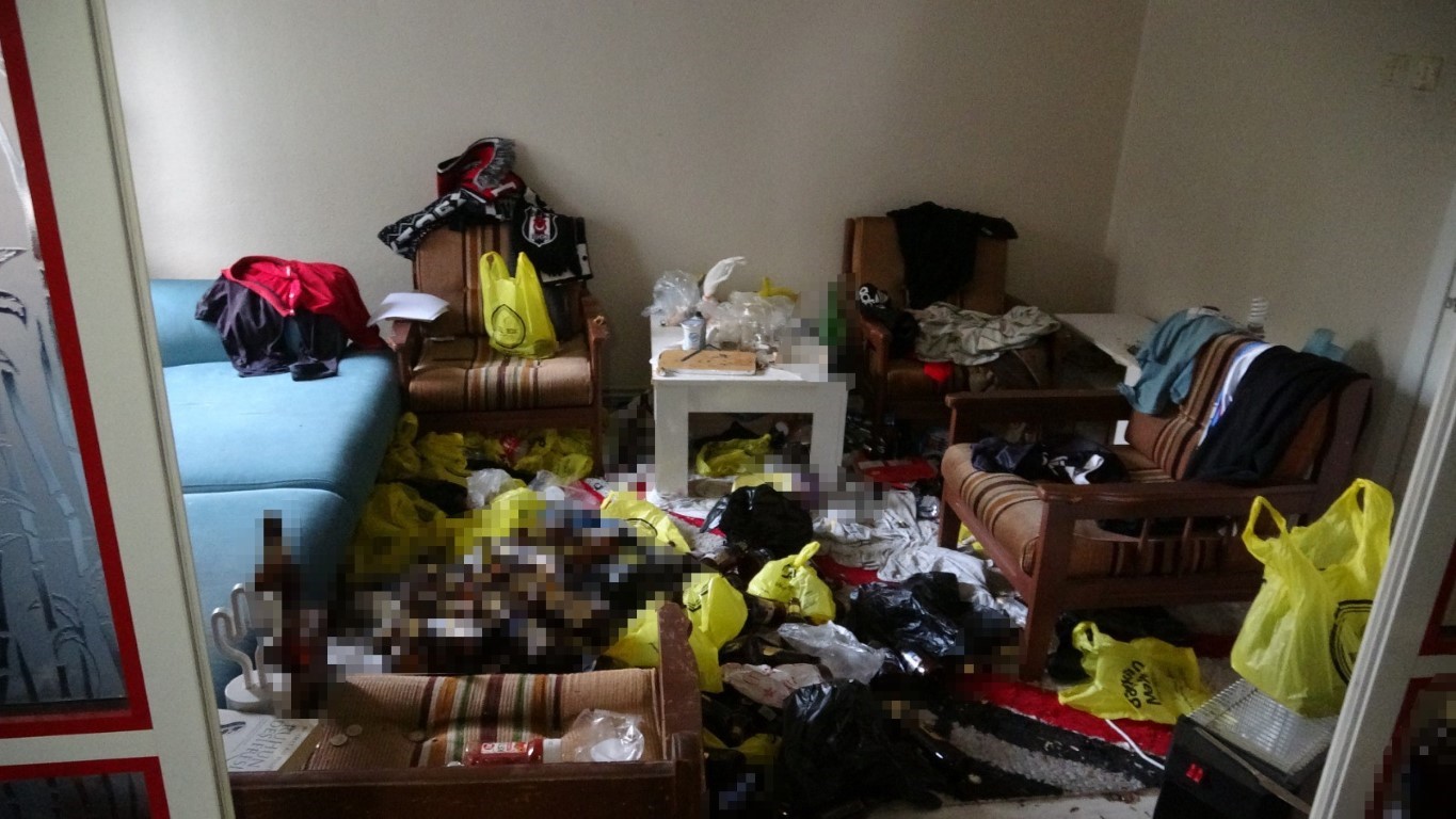 Anne ve oğlunun yaşadığı eve giren polis şok oldu