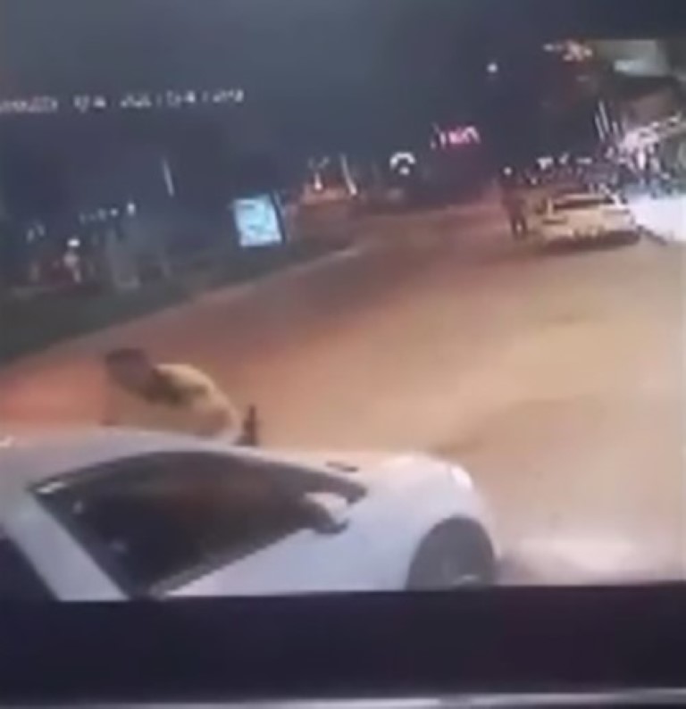 İzmir’de alkollü sürücü, polisi kaputta sürükledi